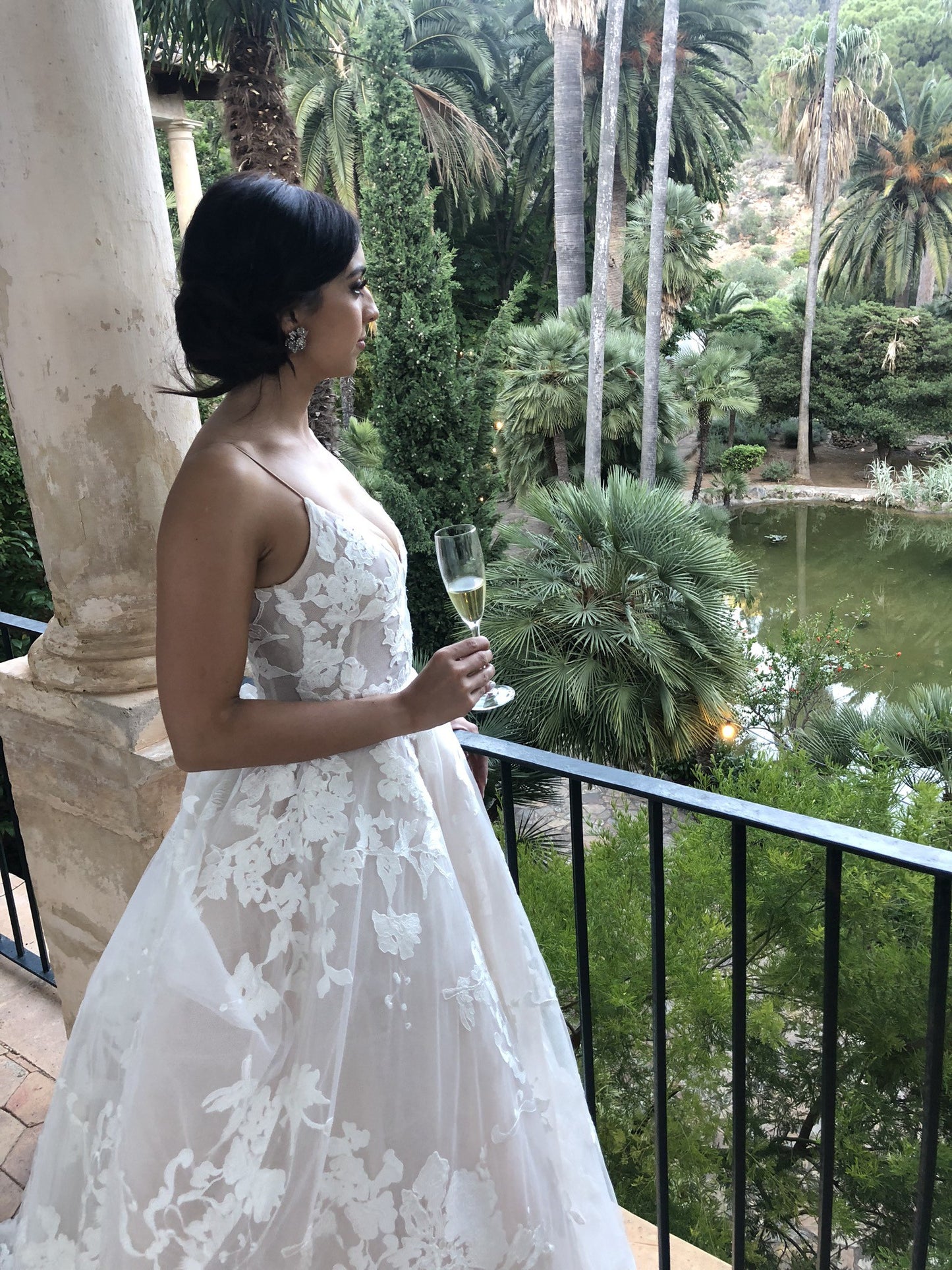 C2023-AL63T - Robe de mariée trapèze à fines bretelles et dentelle imprimée à grande broderie