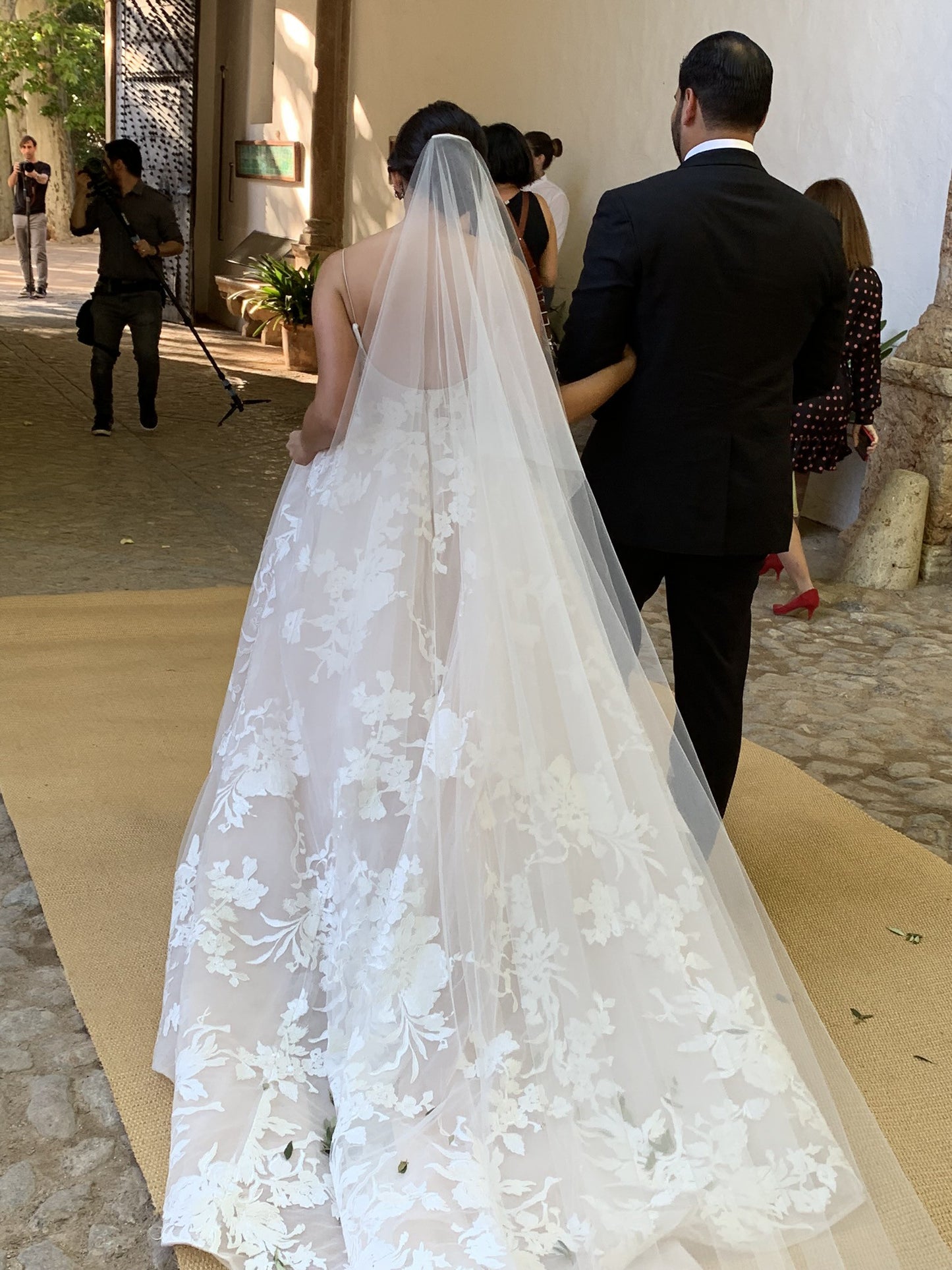 C2023-AL63T - Robe de mariée trapèze à fines bretelles et dentelle imprimée à grande broderie