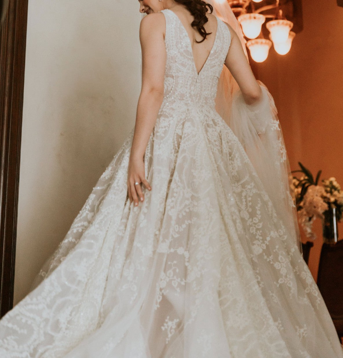 C2023-SA551E - vestido de novia de corte a con bordado de pedrería y cuello en V sin mangas