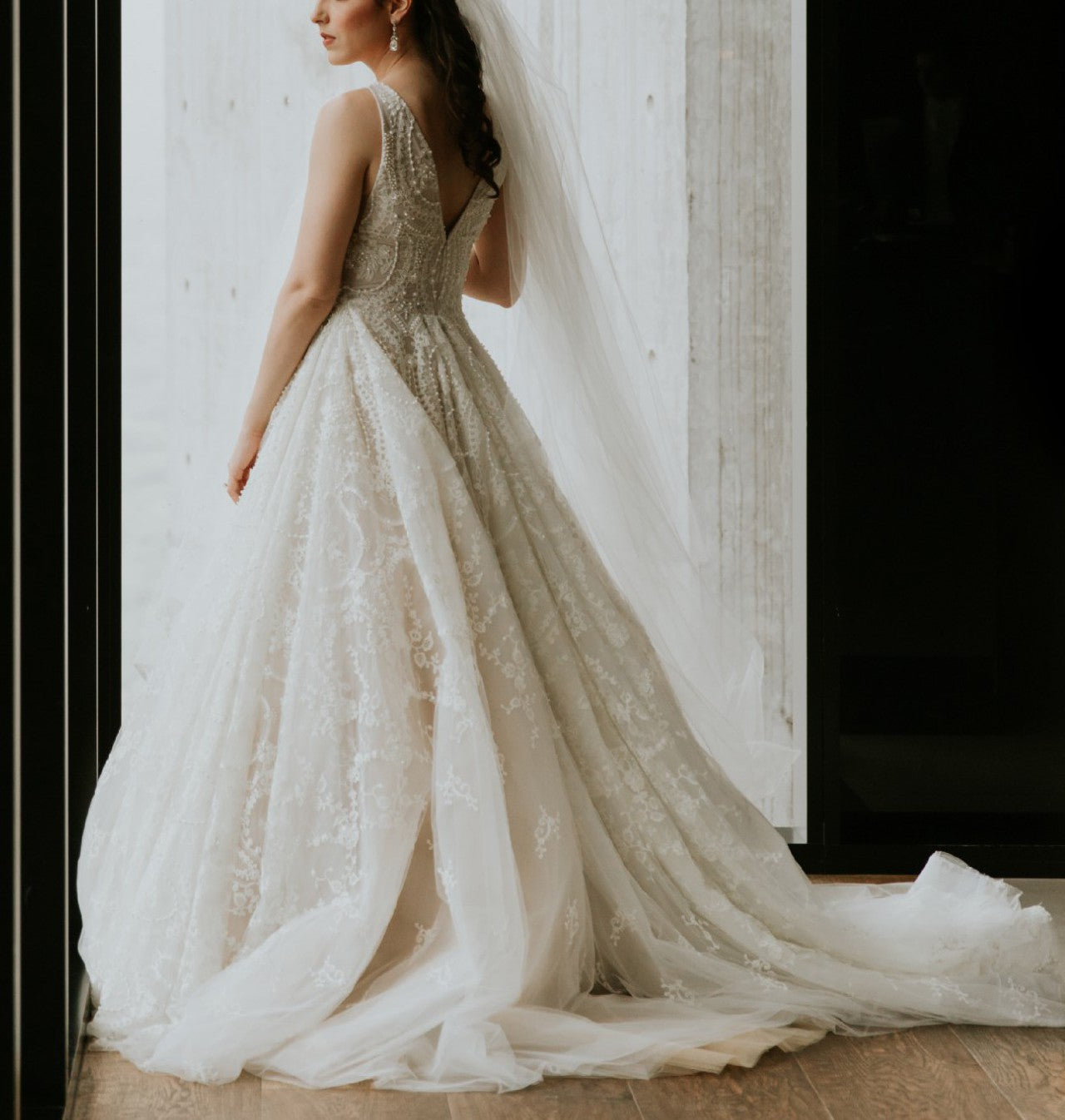 C2023-SA551E - vestido de novia de corte a con bordado de pedrería y cuello en V sin mangas