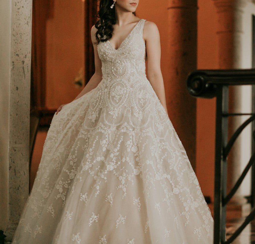 C2023-SA551E - vestido de novia de corte a con bordado de pedrería y cuello en V sin mangas