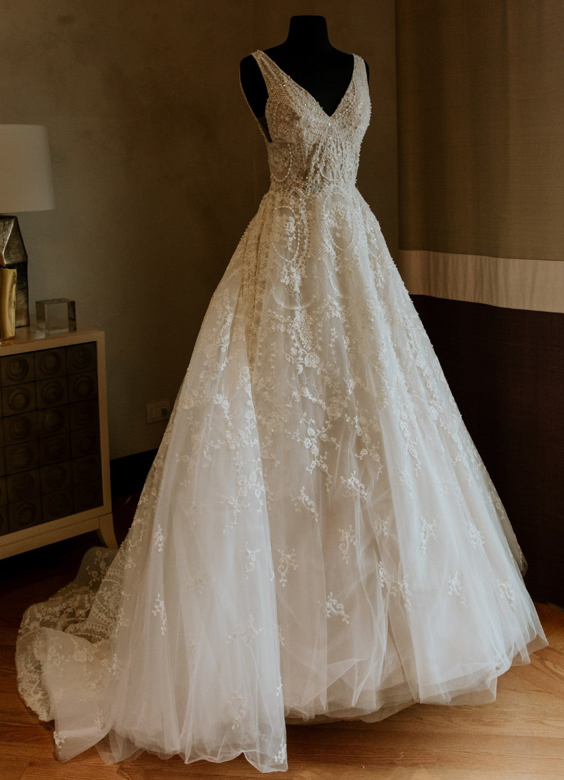 C2023-SA551E - vestido de novia de corte a con bordado de pedrería y cuello en V sin mangas
