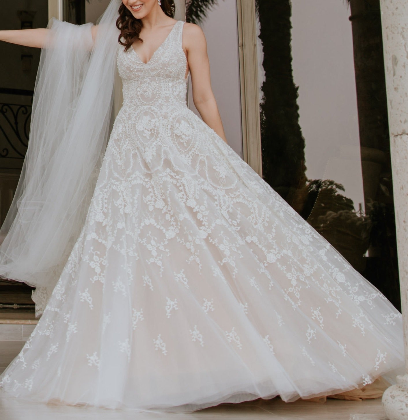 C2023-SA551E - vestido de novia de corte a con bordado de pedrería y cuello en V sin mangas