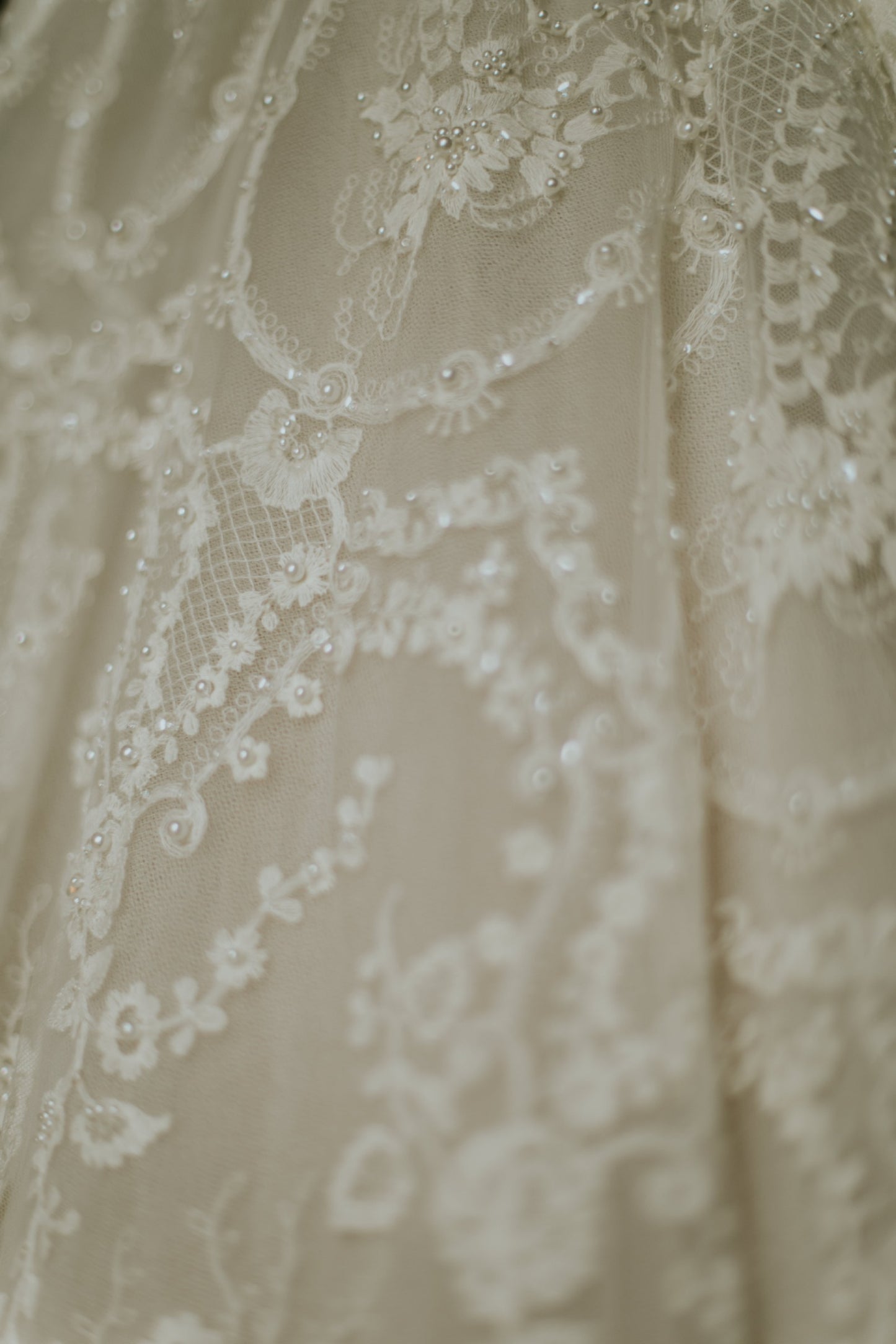 C2023-SA551E - vestido de novia de corte a con bordado de pedrería y cuello en V sin mangas
