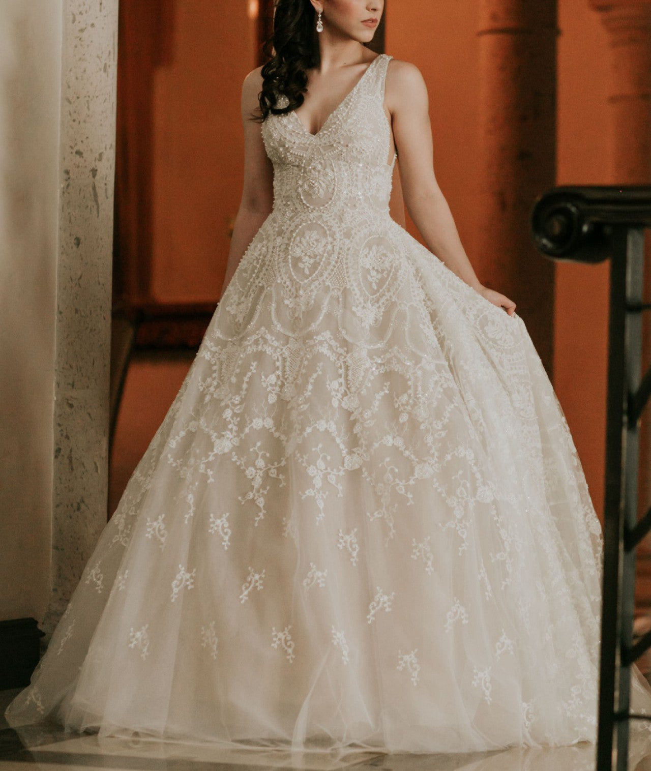 C2023-SA551E - vestido de novia de corte a con bordado de pedrería y cuello en V sin mangas