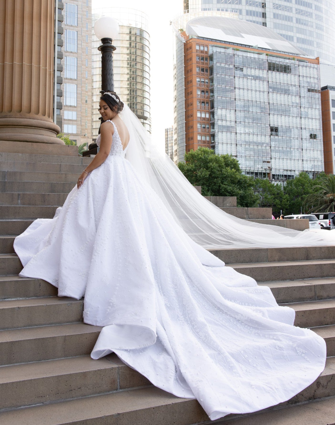 C2023-BG20R - Robe de mariée formelle sans manches avec dos en V et perles