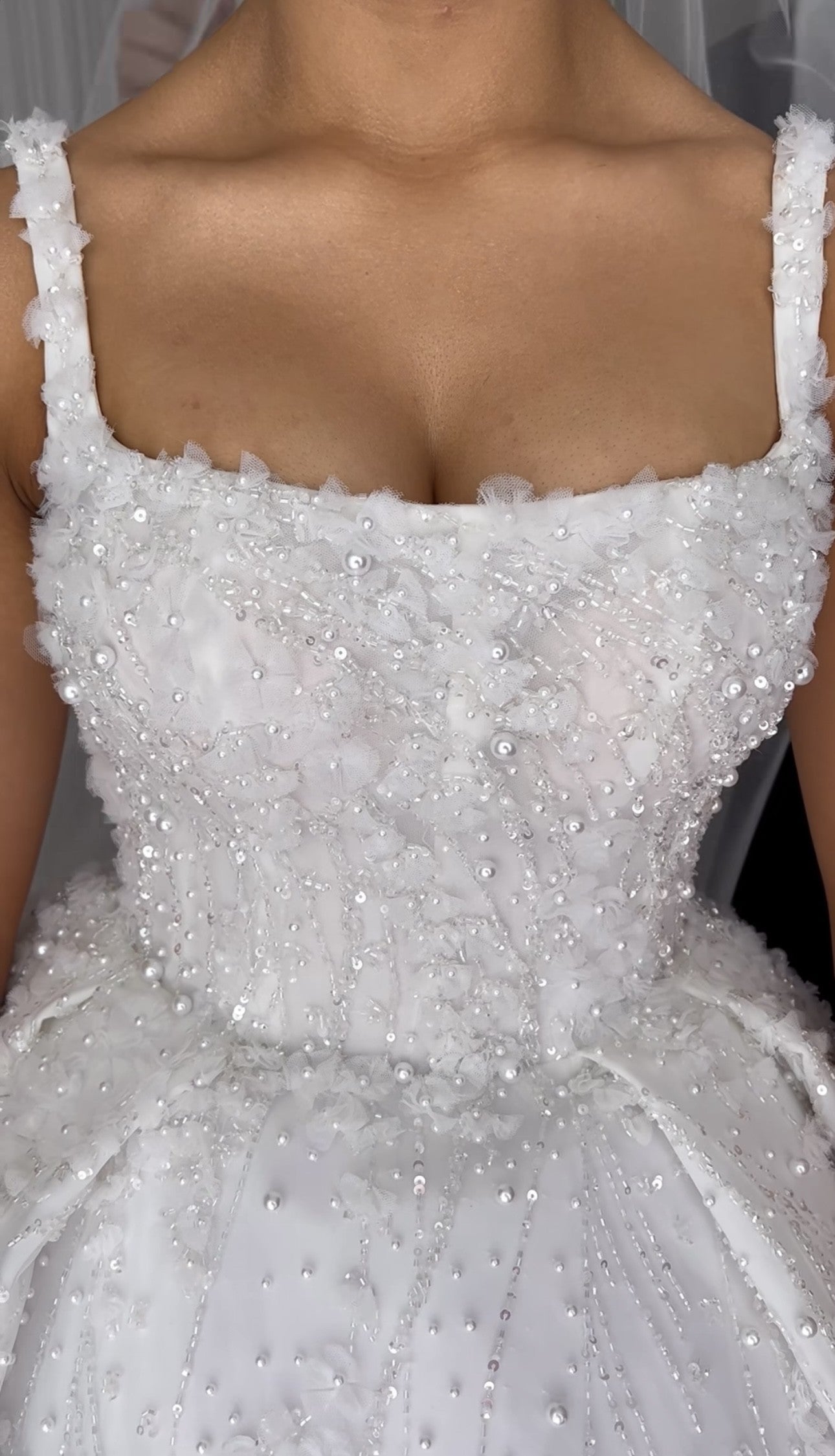 C2023-BG20R - Robe de mariée formelle sans manches avec dos en V et perles