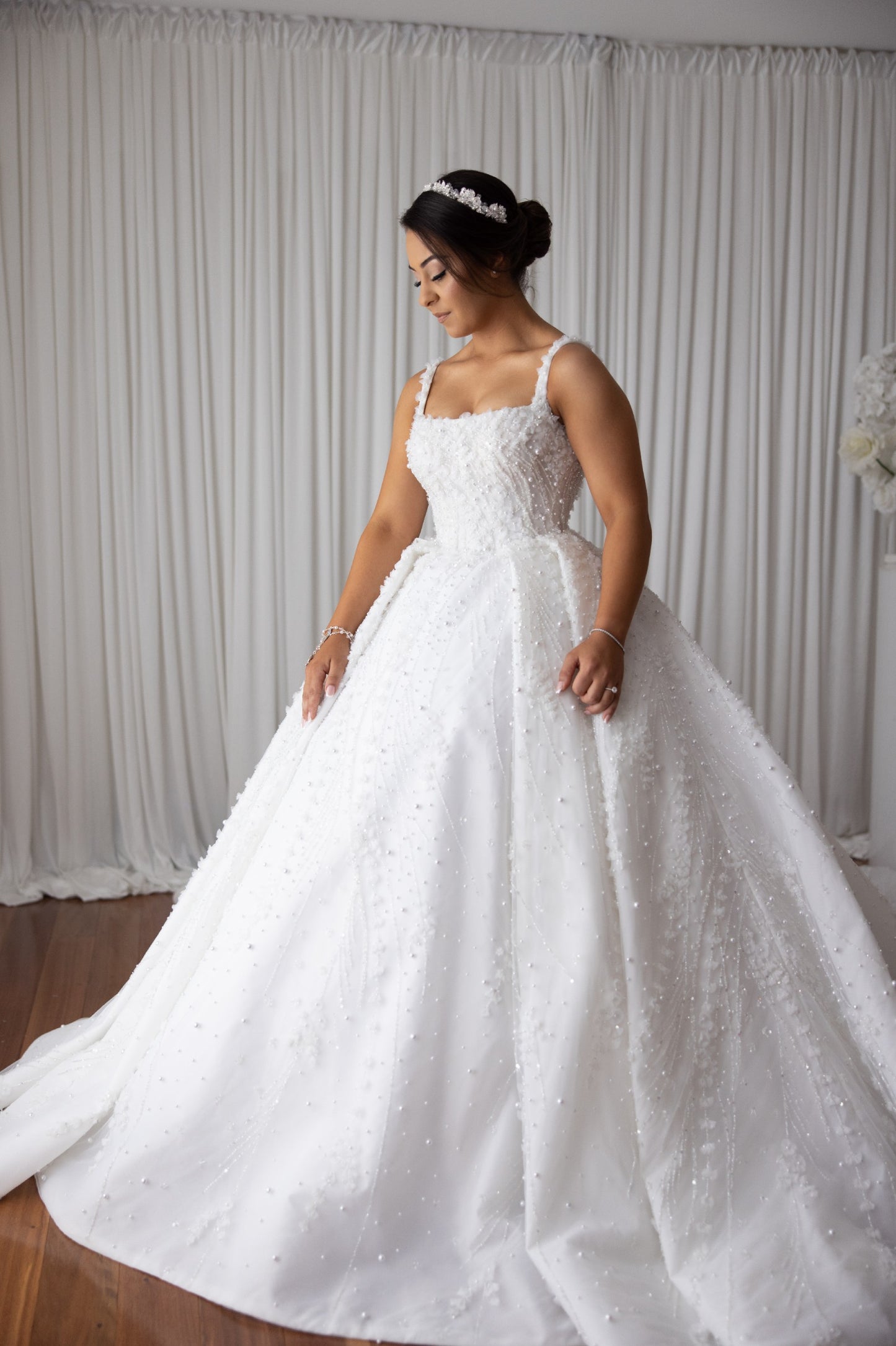 C2023-BG20R - Robe de mariée formelle sans manches avec dos en V et perles