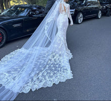 C2023-LSM5K - modesto vestido de novia ajustado de encaje con pedrería y manga larga