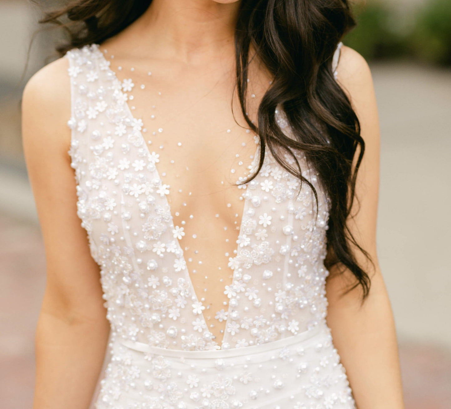 C2023-V93T - Robe de mariée sexy ajustée sans manches et col en V