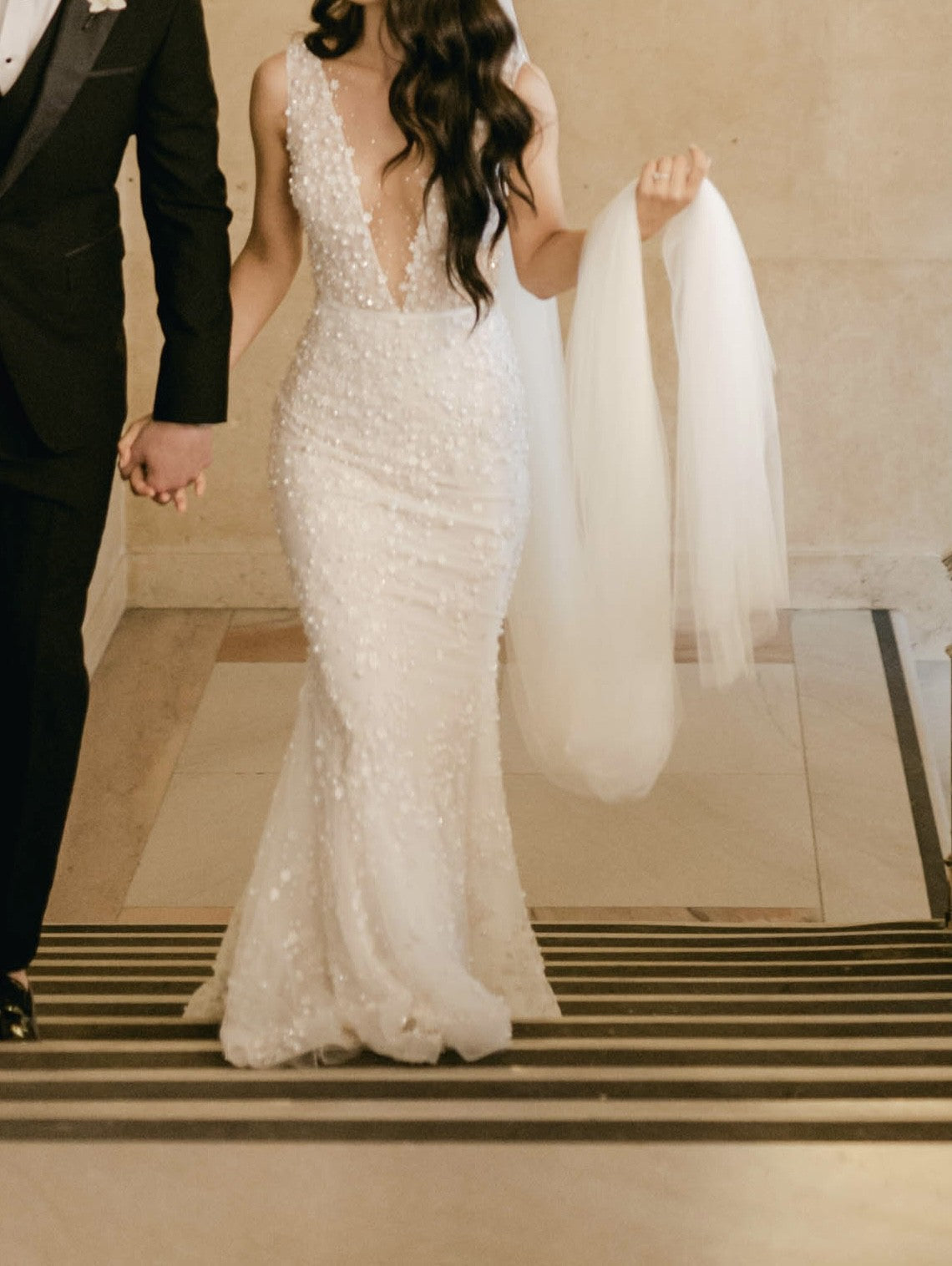 C2023-V93T - Robe de mariée sexy ajustée sans manches et col en V