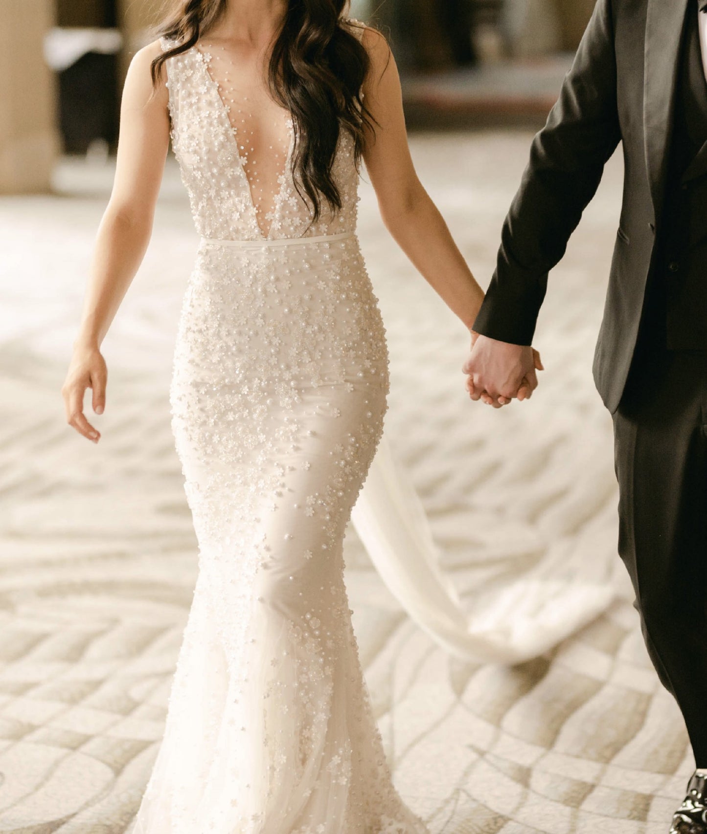 C2023-V93T - Robe de mariée sexy ajustée sans manches et col en V