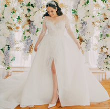 C2023-LS507P - Vestido de novia de corte A, manga larga y escote ilusión transparente con abertura.