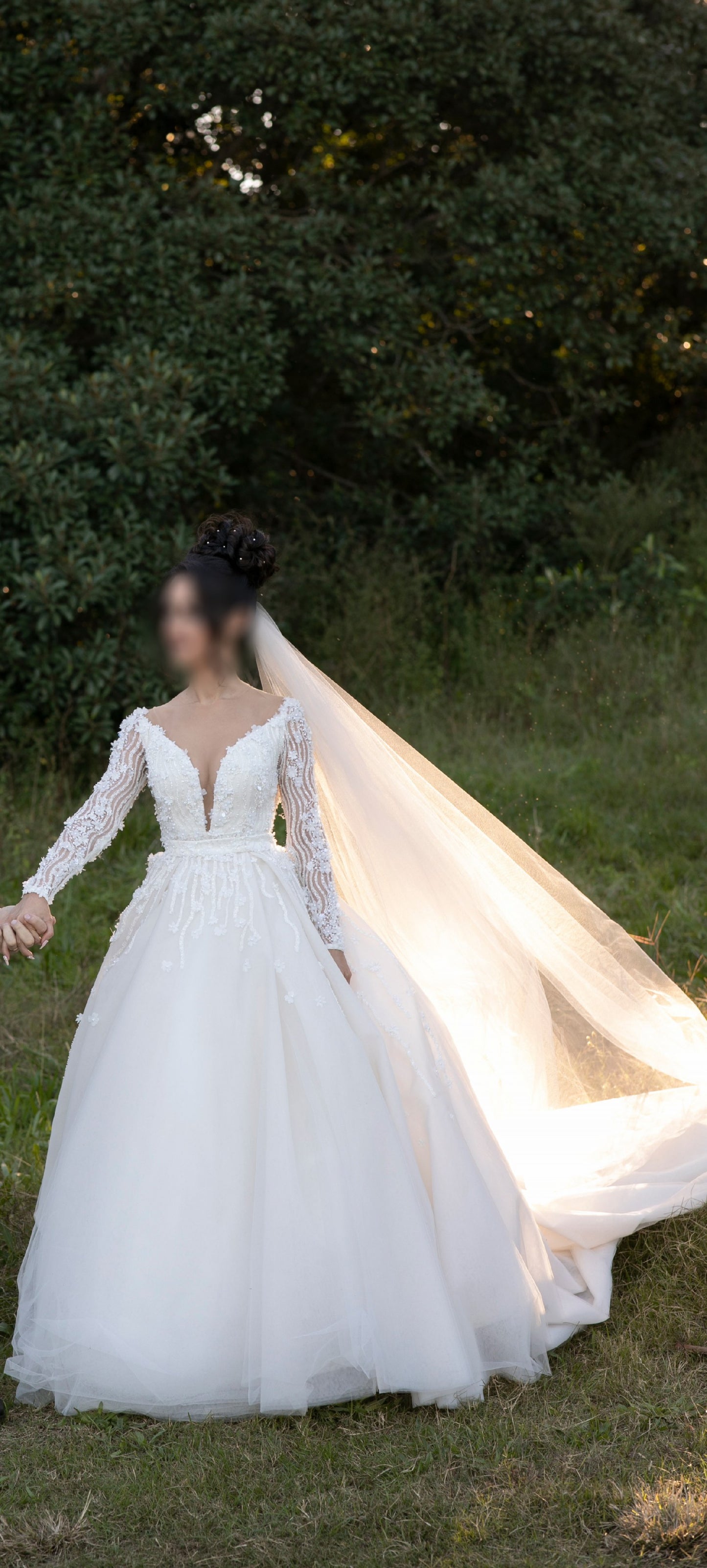 C2023-LS337B - vestido de novia adornado de manga larga transparente con cuello en V sexy y falda desmontable