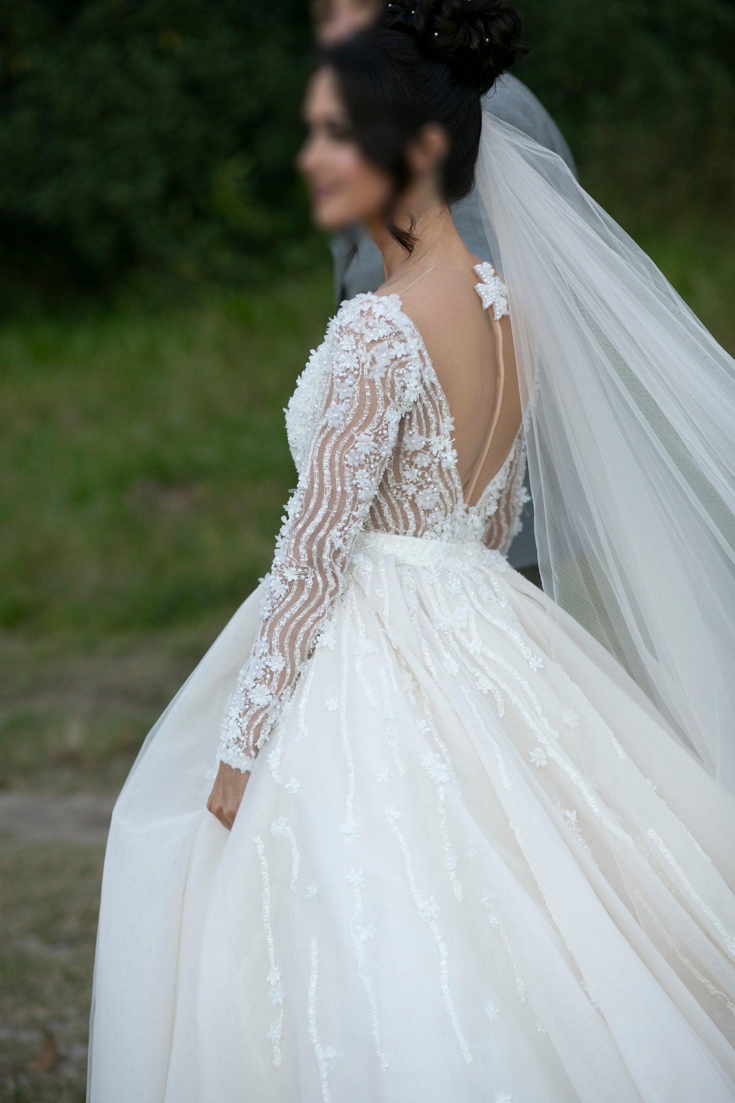 C2023-LS337B - vestido de novia adornado de manga larga transparente con cuello en V sexy y falda desmontable