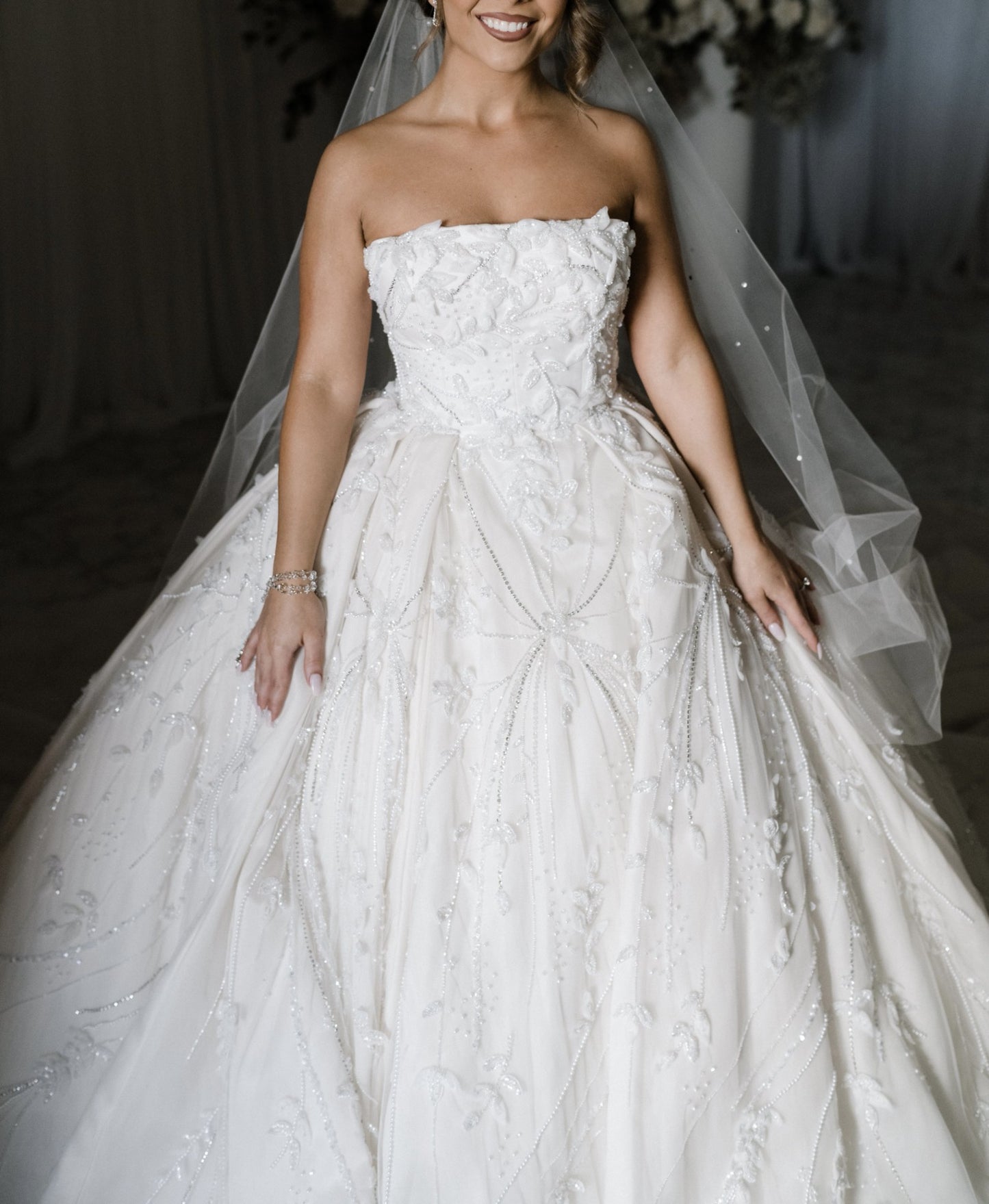 C2023-SBG45 - robe de mariée bustier robe de bal avec ornements 3D et traîne chapelle