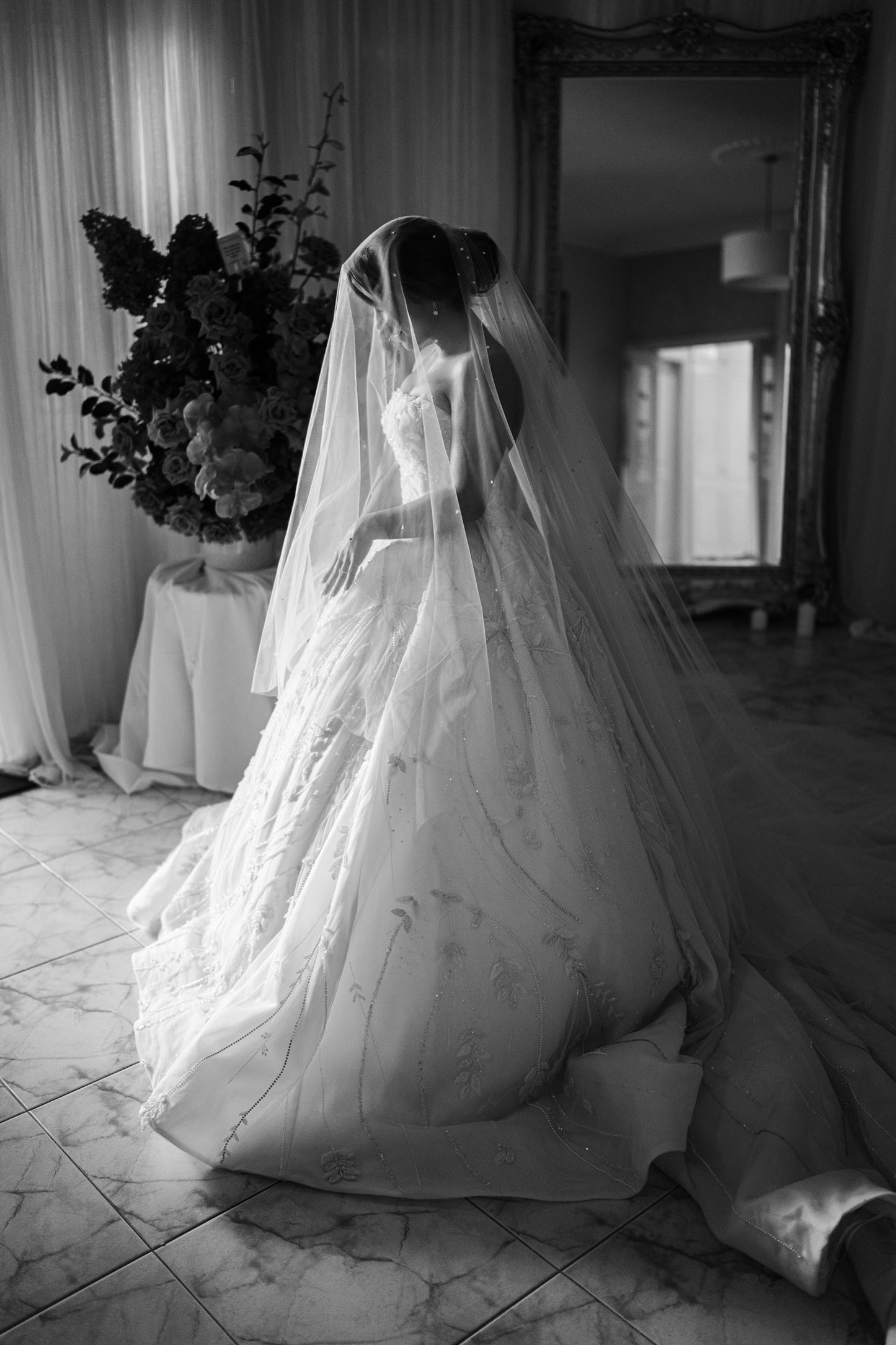 C2023-SBG45 - robe de mariée bustier robe de bal avec ornements 3D et traîne chapelle