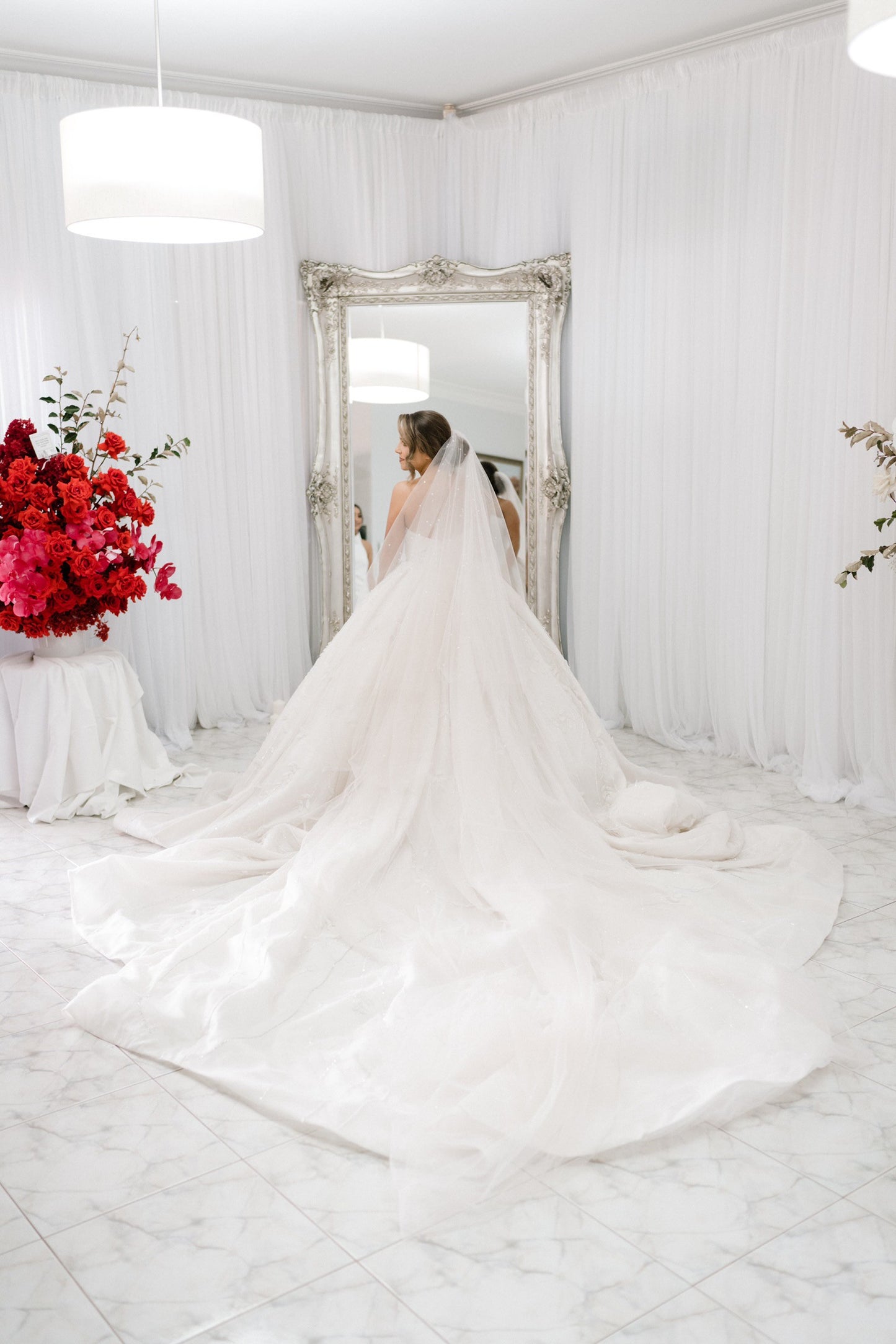 C2023-SBG45 - robe de mariée bustier robe de bal avec ornements 3D et traîne chapelle