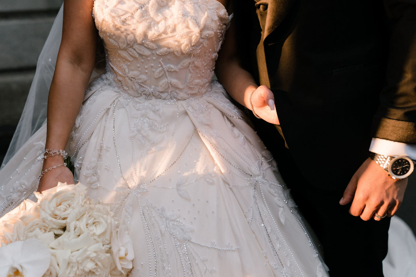 C2023-SBG45 - robe de mariée bustier robe de bal avec ornements 3D et traîne chapelle