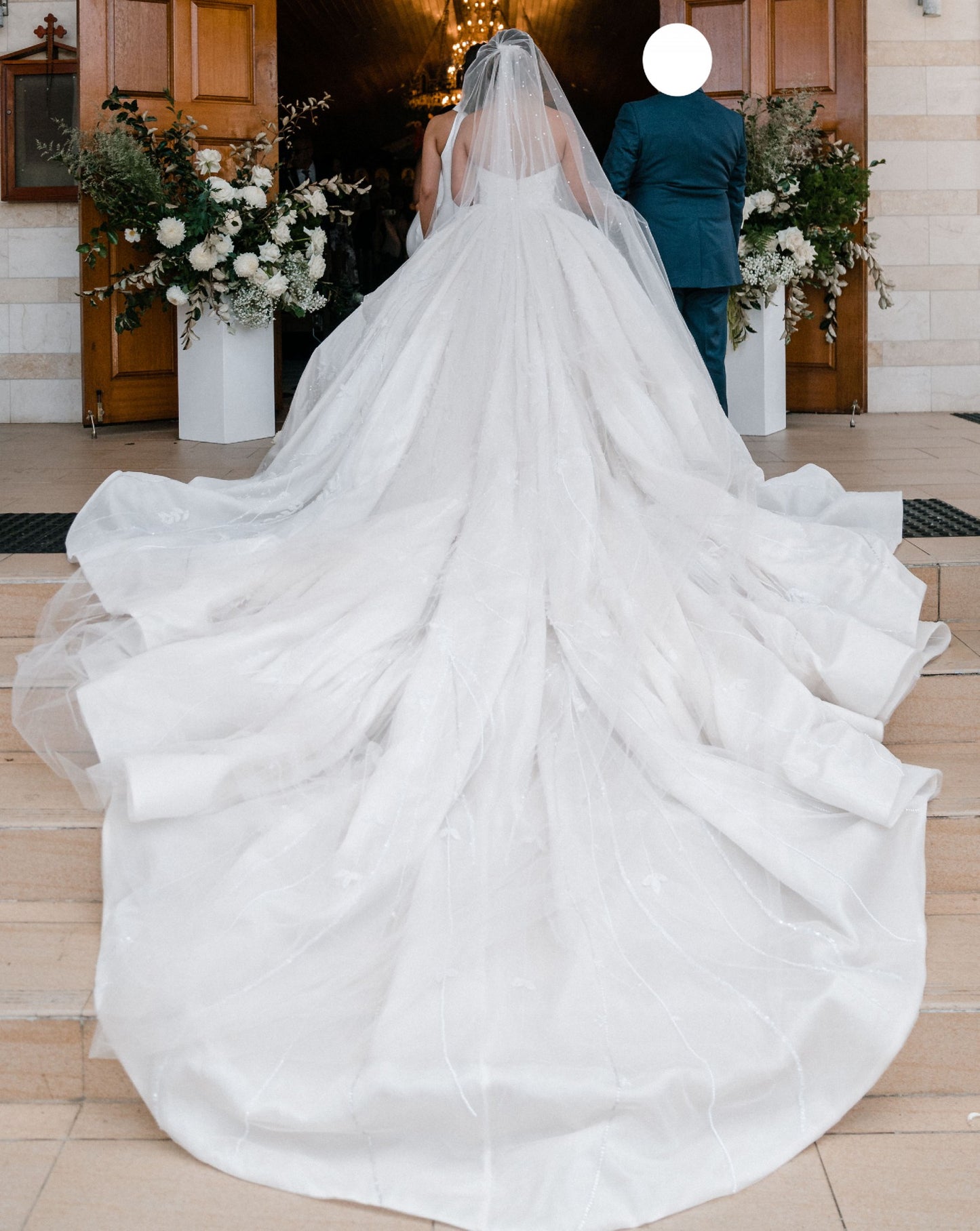 C2023-SBG45 - robe de mariée bustier robe de bal avec ornements 3D et traîne chapelle