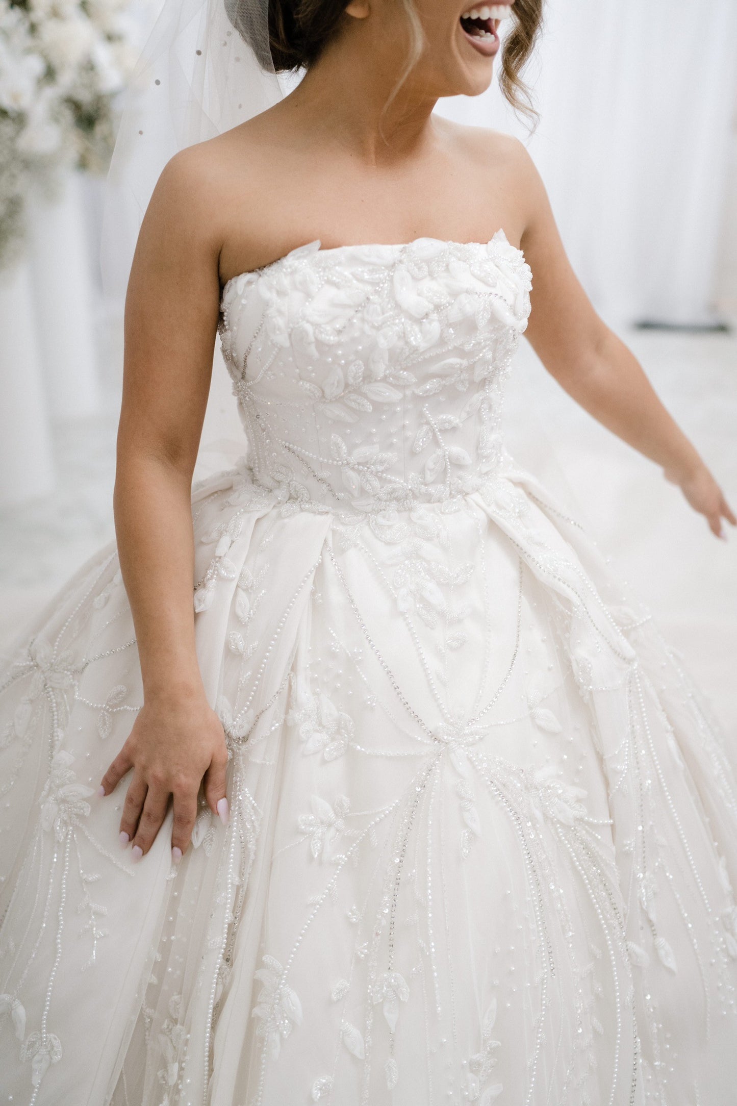C2023-SBG45 - robe de mariée bustier robe de bal avec ornements 3D et traîne chapelle