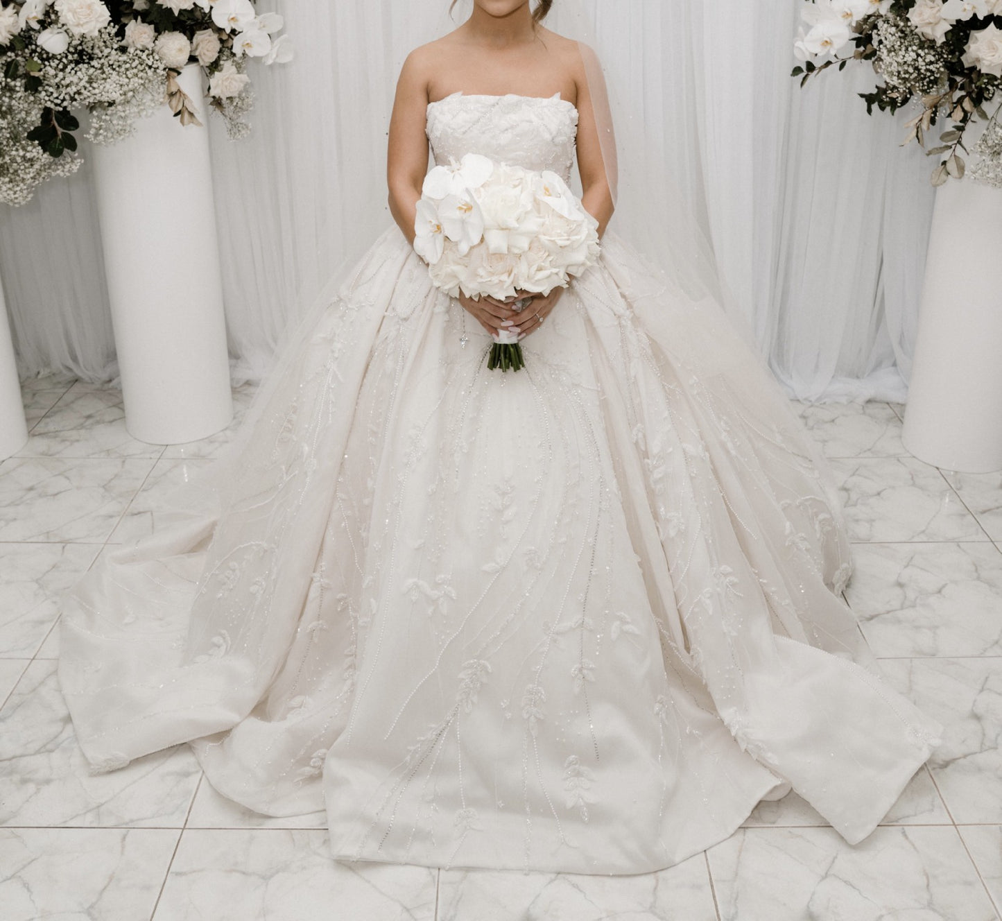 C2023-SBG45 - robe de mariée bustier robe de bal avec ornements 3D et traîne chapelle