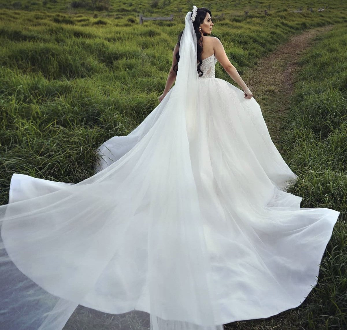C2023-SH18B - Vestido de novia sin tirantes con forma de corazón y pedrería con cola desmontable