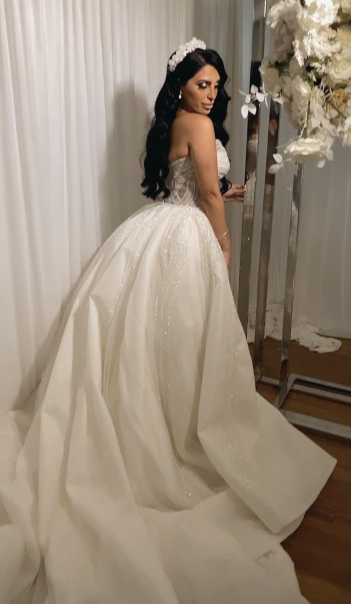C2023-SH18B - Vestido de novia sin tirantes con forma de corazón y pedrería con cola desmontable