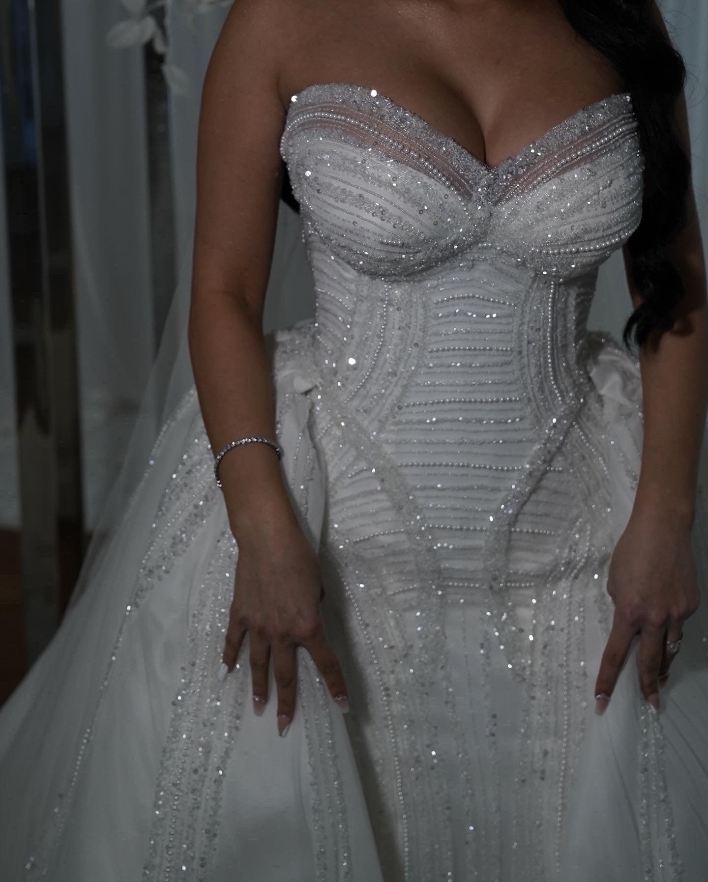 C2023-SH18B - Vestido de novia sin tirantes con forma de corazón y pedrería con cola desmontable