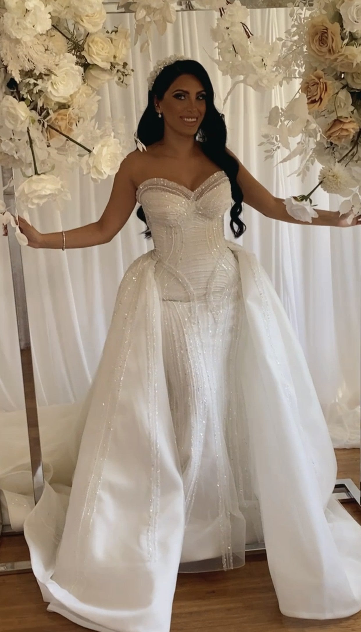 C2023-SH18B - Vestido de novia sin tirantes con forma de corazón y pedrería con cola desmontable