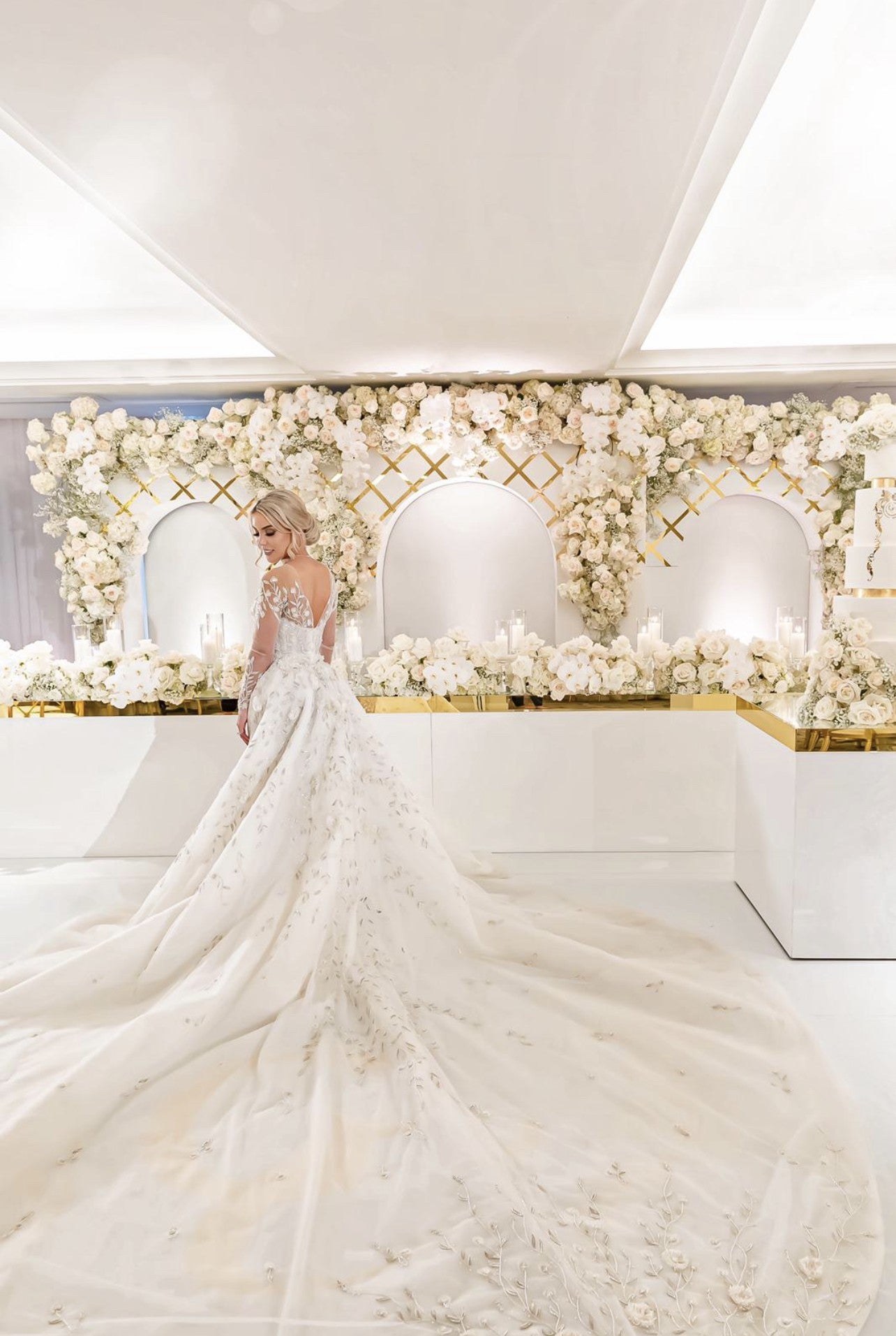 C2023-LS20T - Vestido de novia de manga larga con escote ilusión transparente y cola desmontable
