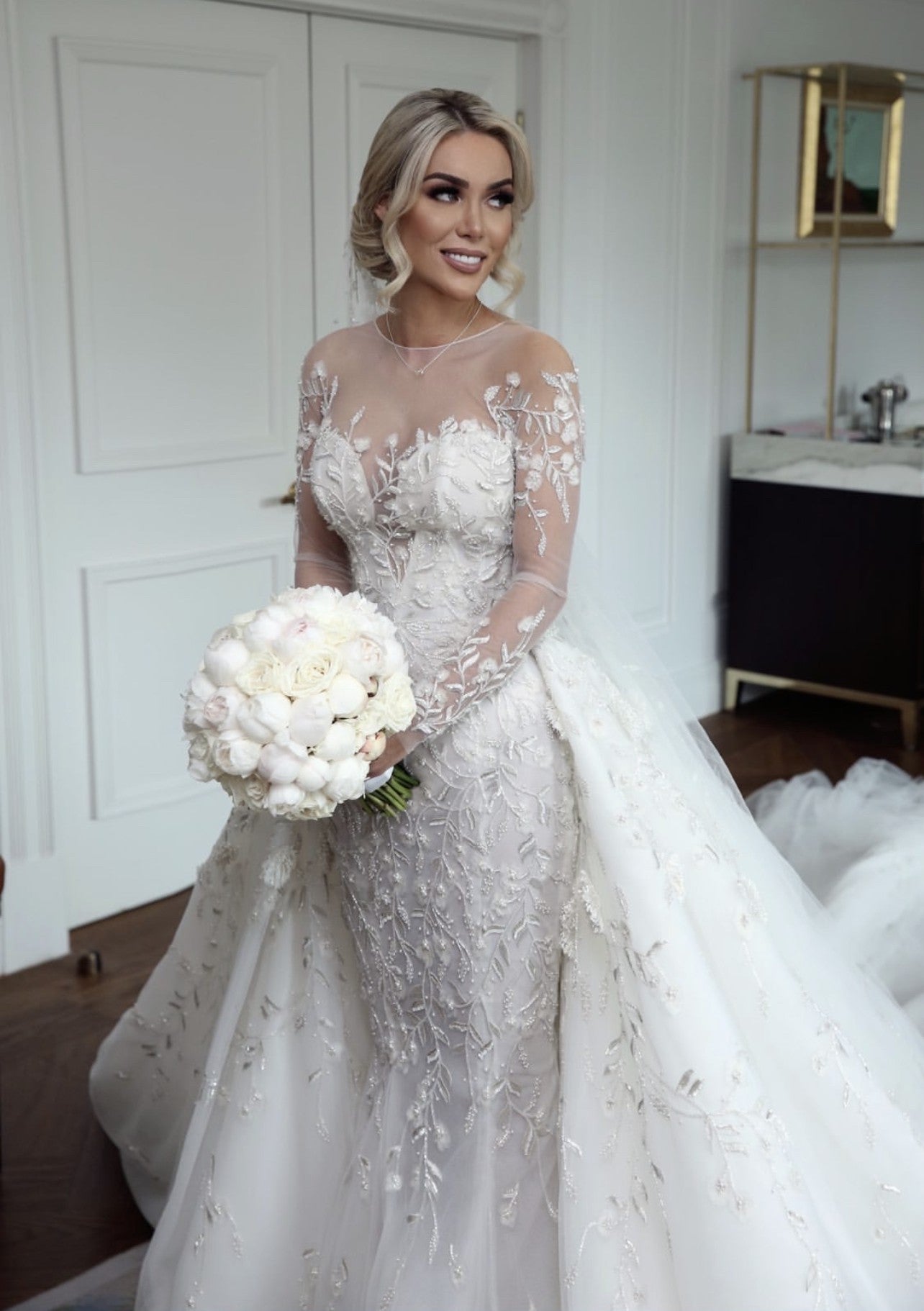 C2023-LS20T - Vestido de novia de manga larga con escote ilusión transparente y cola desmontable