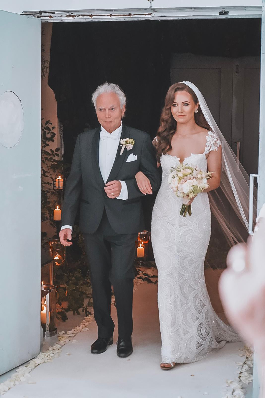 C2023-CS62 - Robe de mariée en dentelle brodée à manches courtes