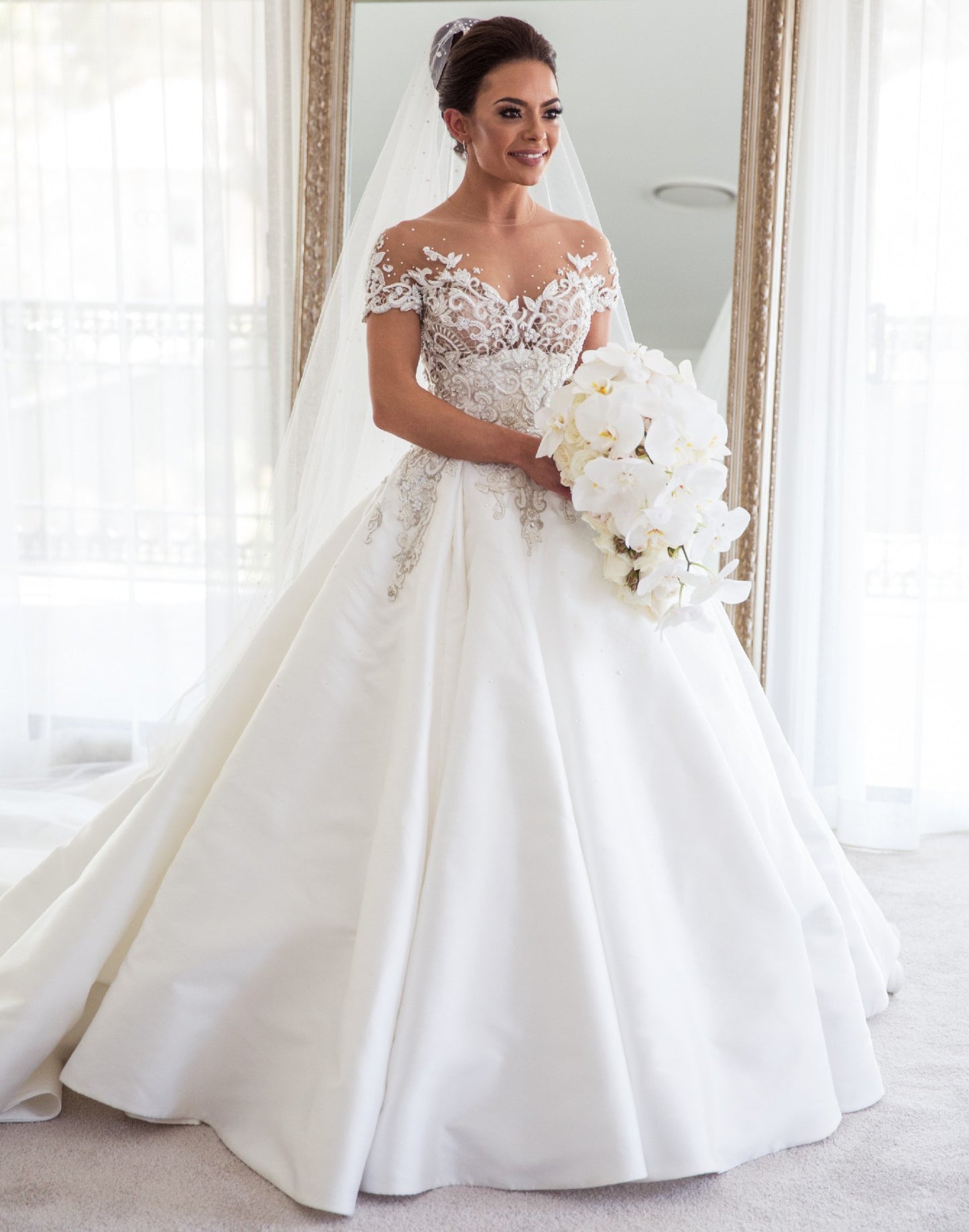C2023-SS225 - Vestido de novia corte A bordado, manga corta, encaje con pedrería y bordado