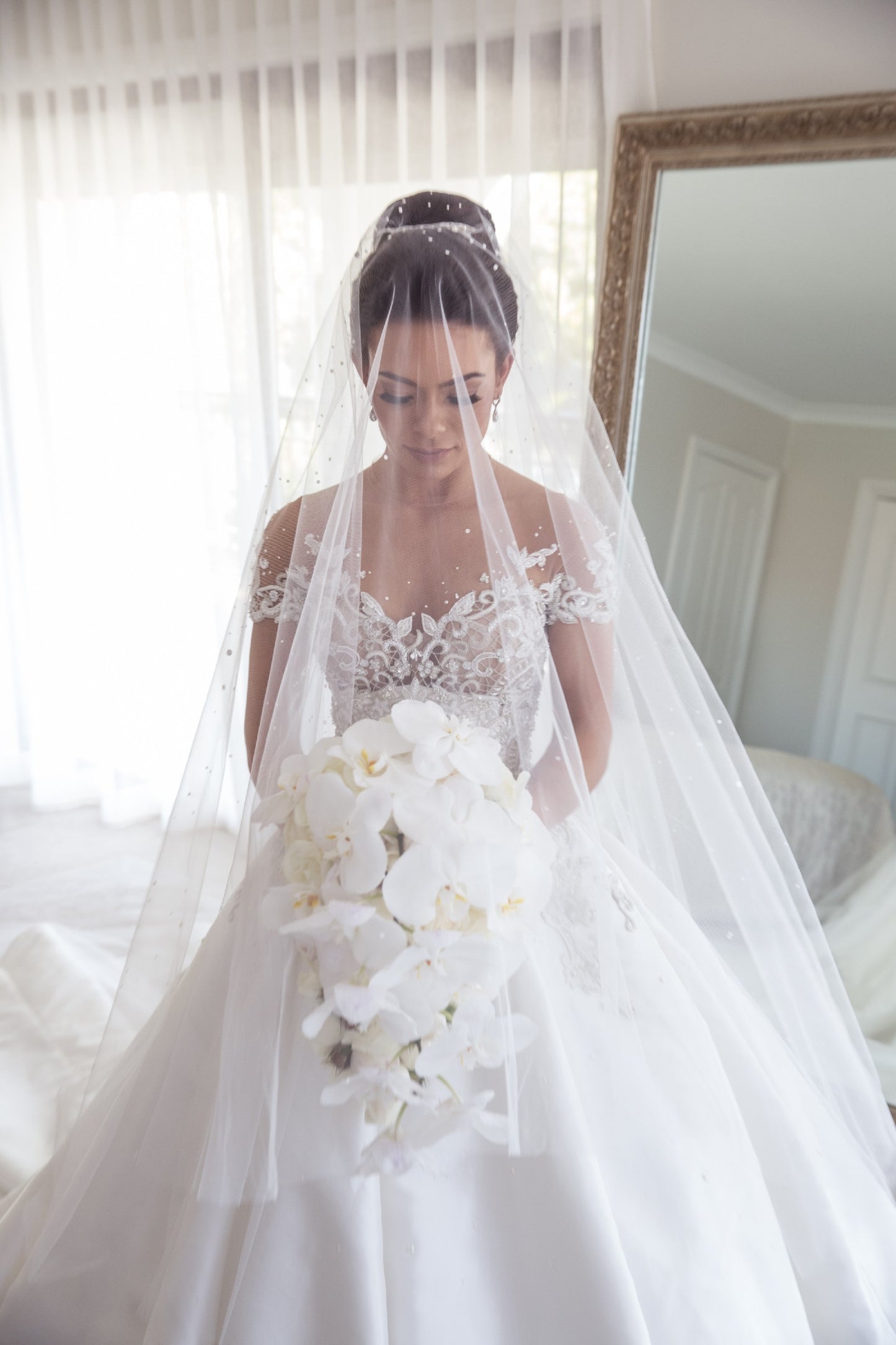 C2023-SS225 - Vestido de novia corte A bordado, manga corta, encaje con pedrería y bordado