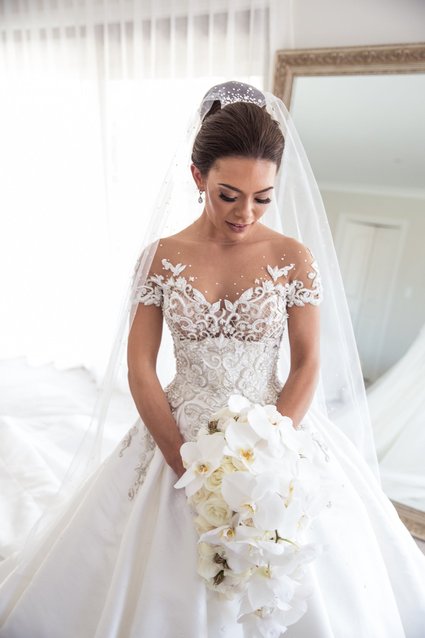 C2023-SS225 - Vestido de novia corte A bordado, manga corta, encaje con pedrería y bordado