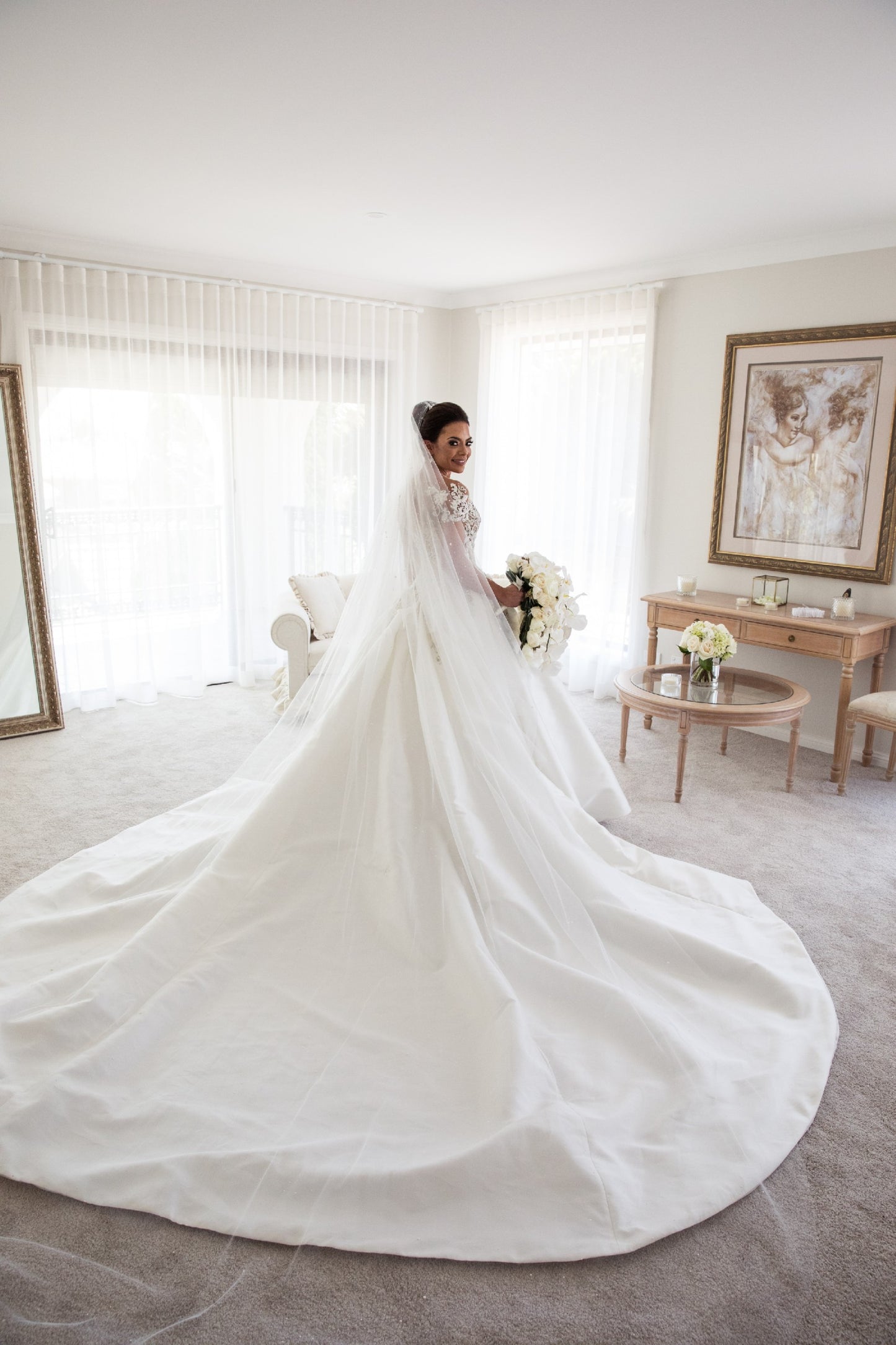 C2023-SS225 - Vestido de novia corte A bordado, manga corta, encaje con pedrería y bordado