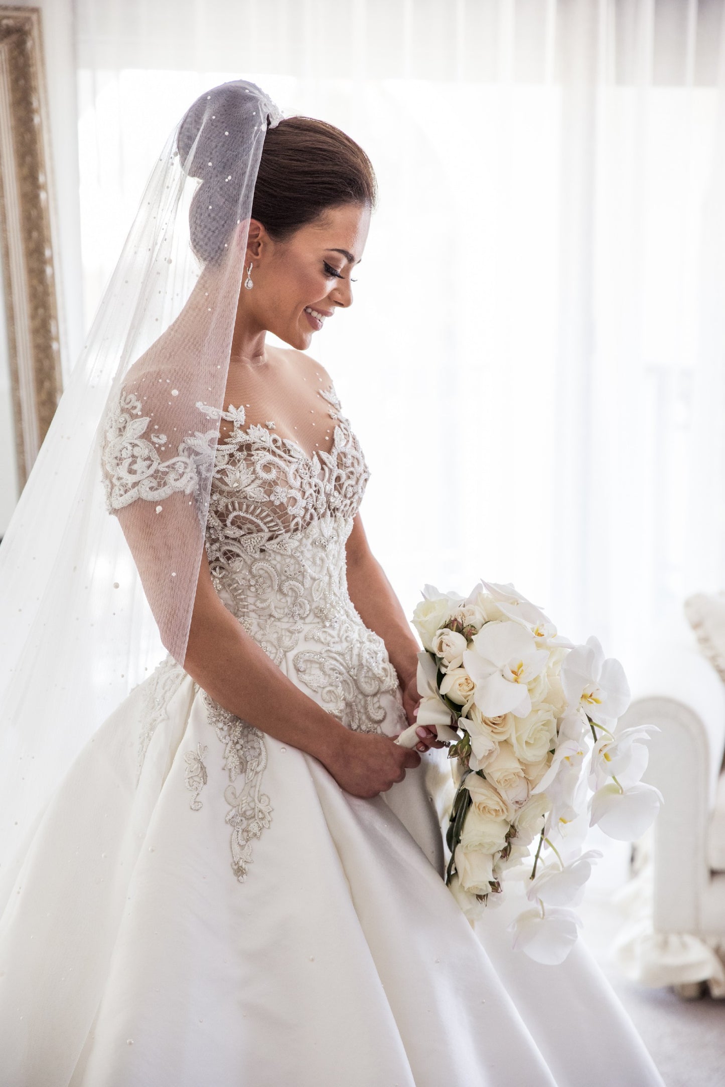 C2023-SS225 - Vestido de novia corte A bordado, manga corta, encaje con pedrería y bordado