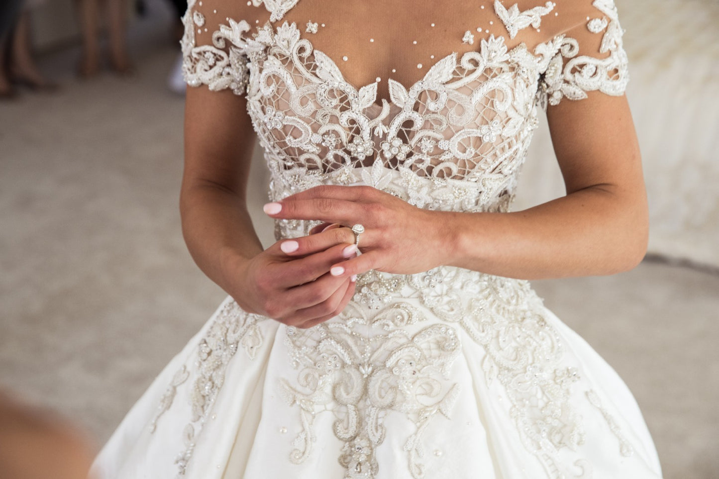 C2023-SS225 - Vestido de novia corte A bordado, manga corta, encaje con pedrería y bordado
