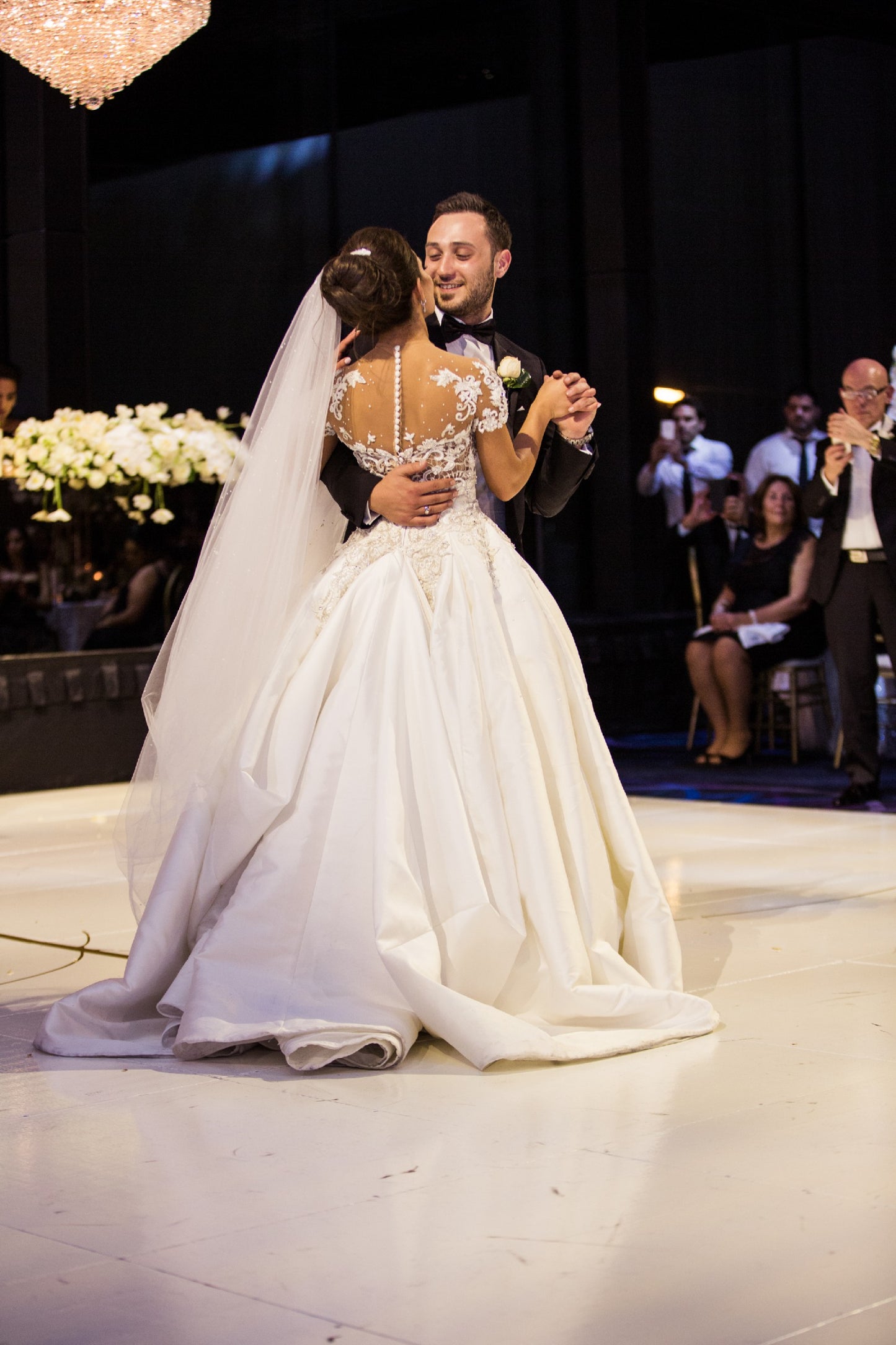C2023-SS225 - Vestido de novia corte A bordado, manga corta, encaje con pedrería y bordado