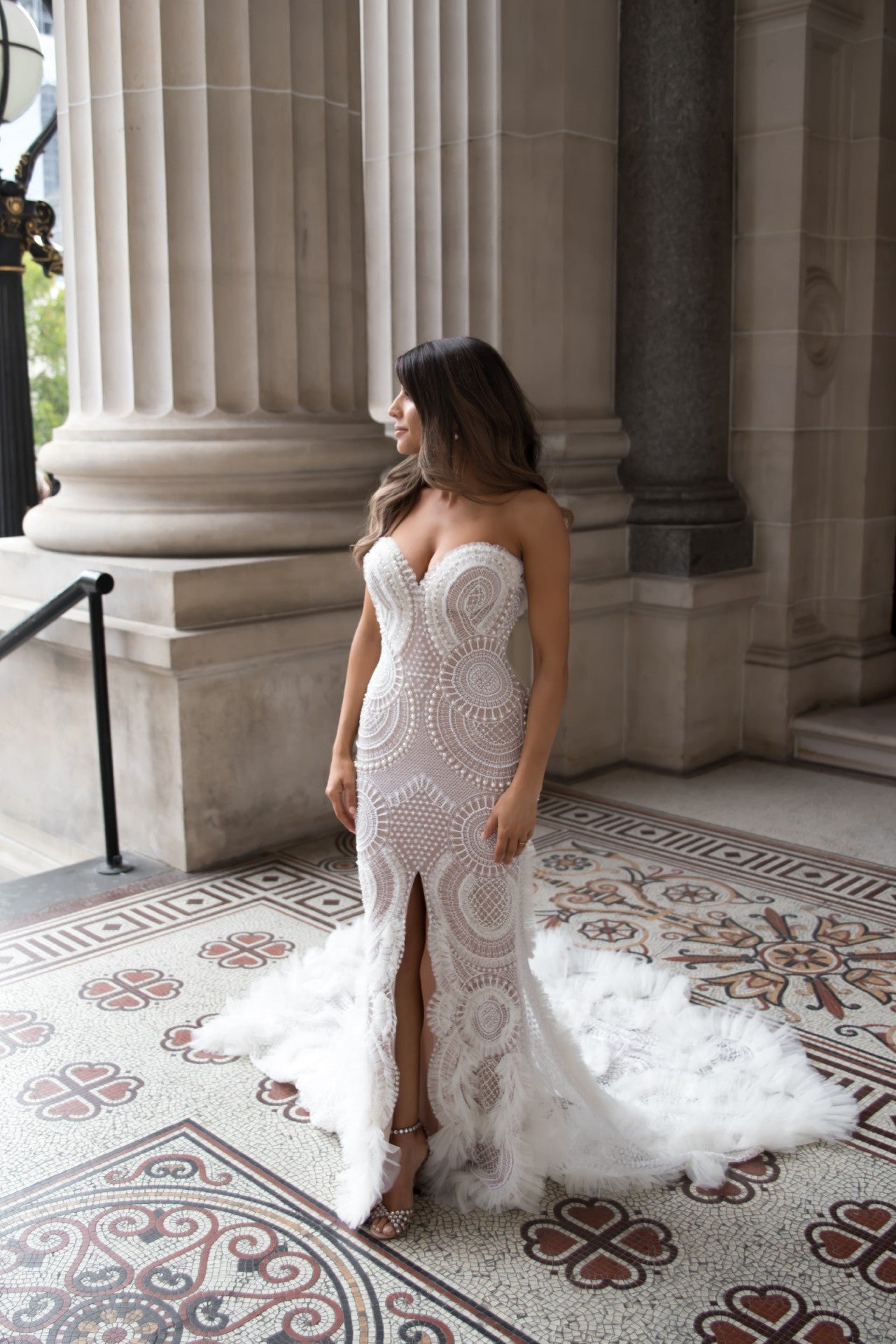 C2023-SE35 - robe de mariée bustier en dentelle brodée avec fente et traîne