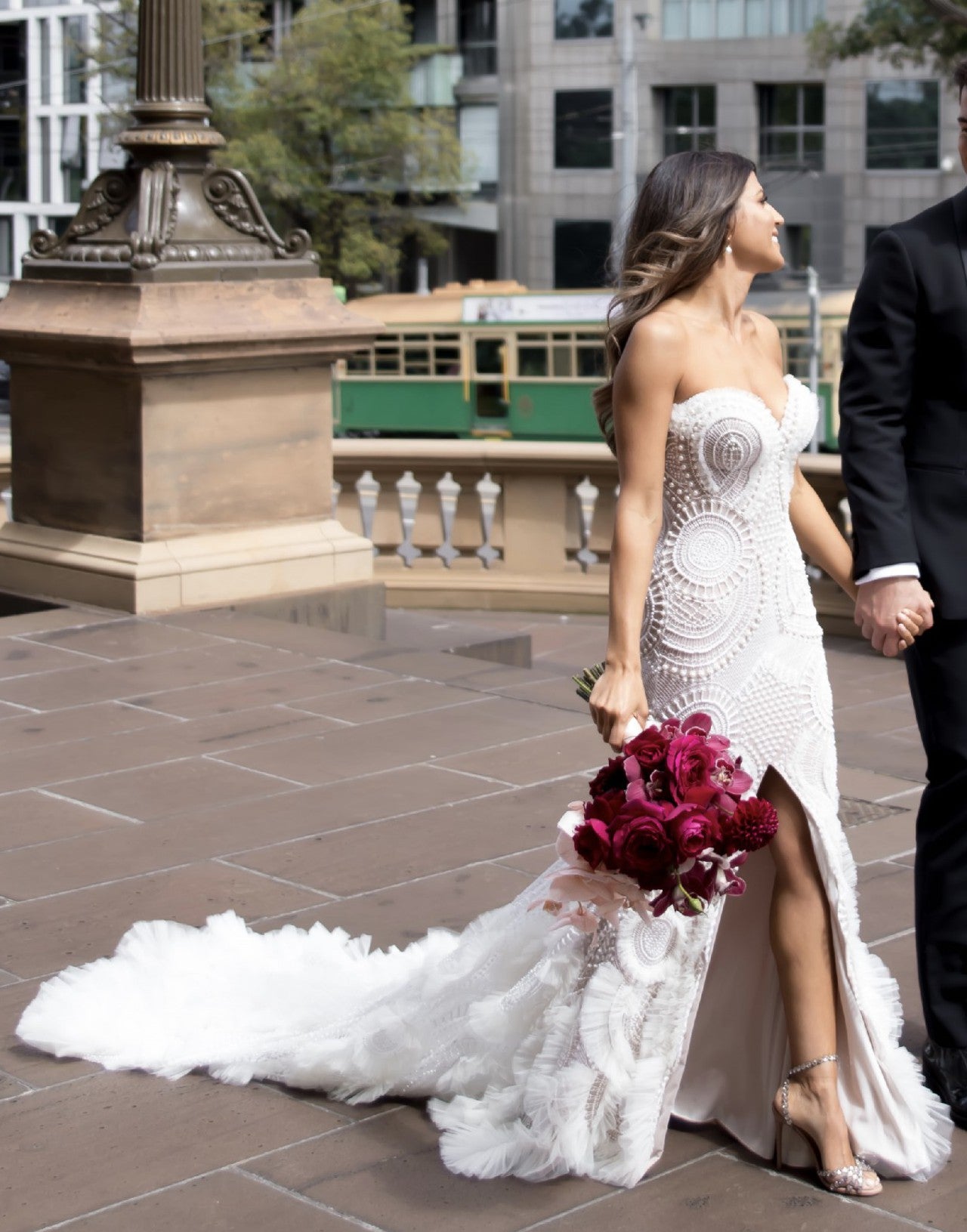 C2023-SE35 - robe de mariée bustier en dentelle brodée avec fente et traîne