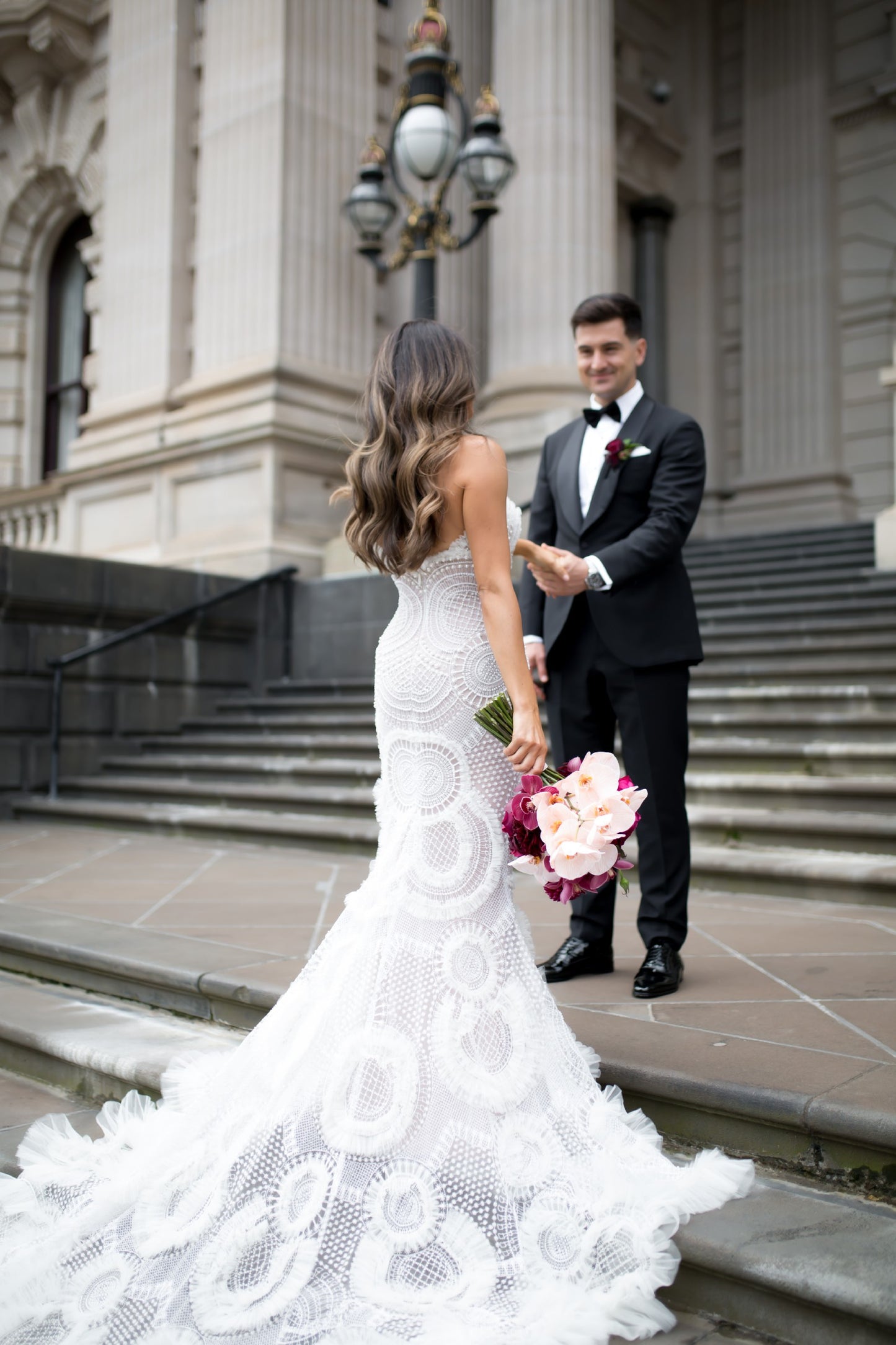 C2023-SE35 - robe de mariée bustier en dentelle brodée avec fente et traîne
