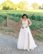 C2023-AS20B - Vestido de novia corte A con cuerpo de encaje, pedrería y tirantes finos