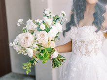 C2023-AS20B - Vestido de novia corte A con cuerpo de encaje, pedrería y tirantes finos
