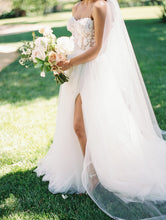 C2023-AS20B - Vestido de novia corte A con cuerpo de encaje, pedrería y tirantes finos