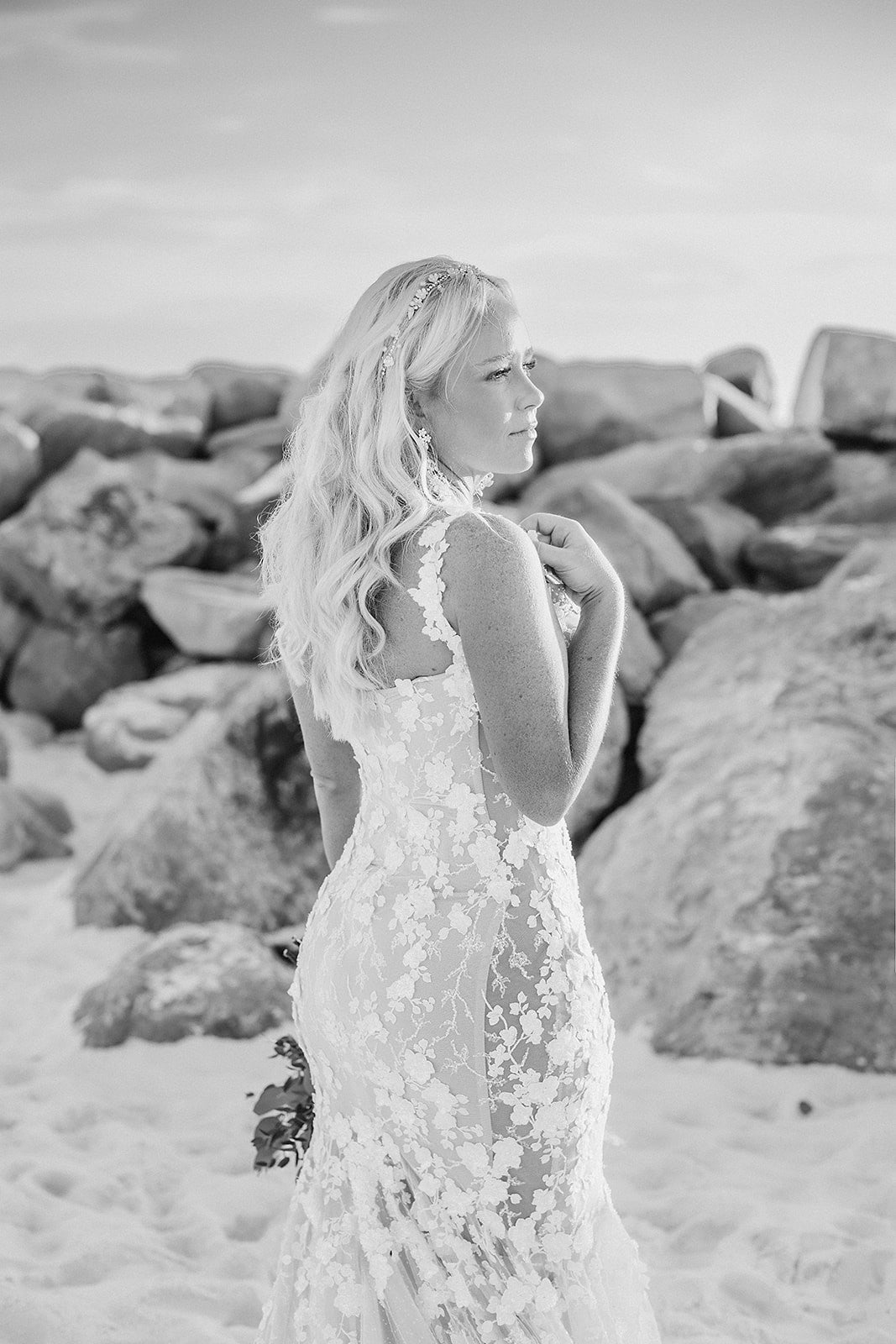 C2023-A54L - Robe de mariée en dentelle transparente à motif fleuri