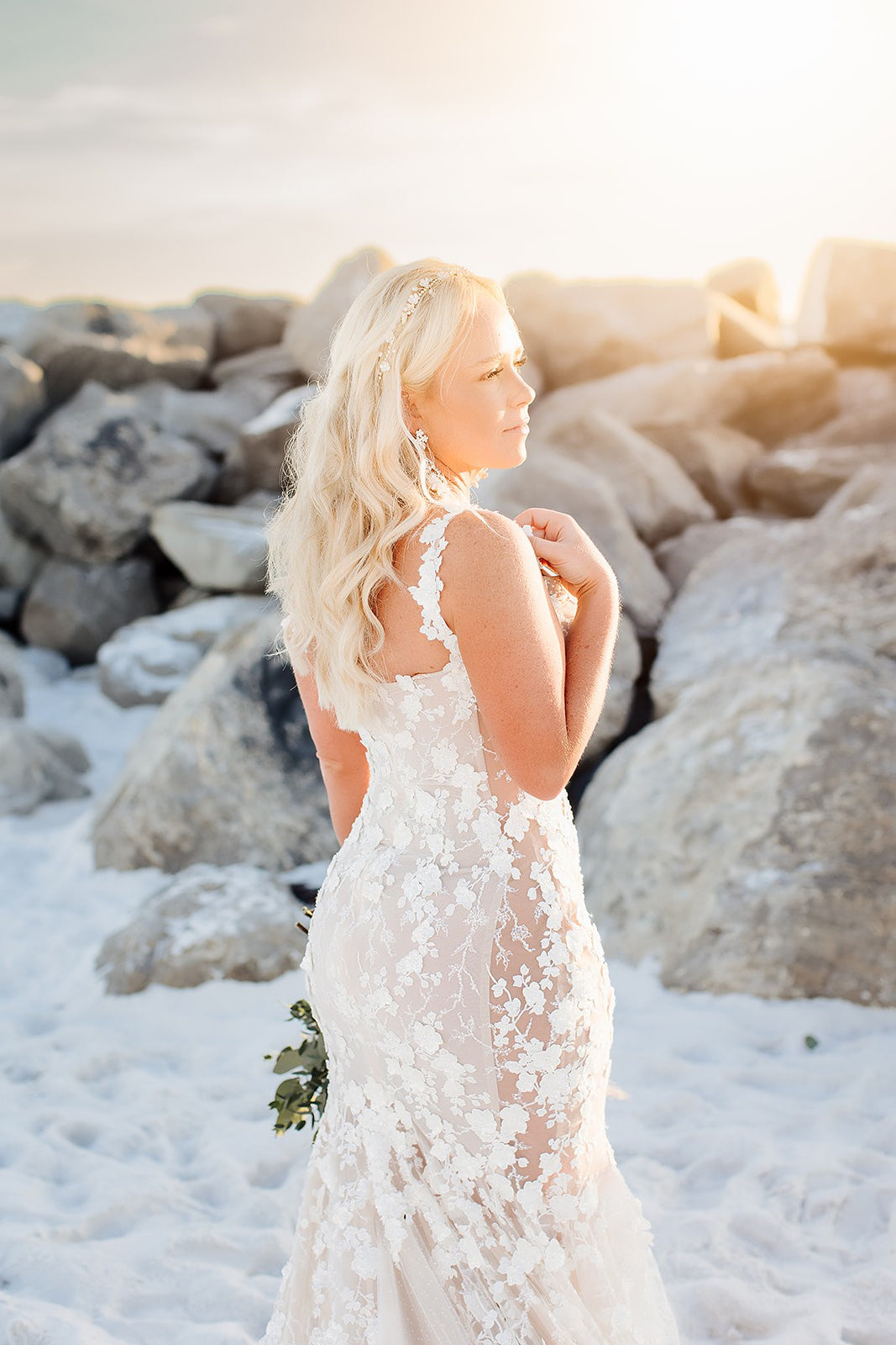 C2023-A54L - Robe de mariée en dentelle transparente à motif fleuri