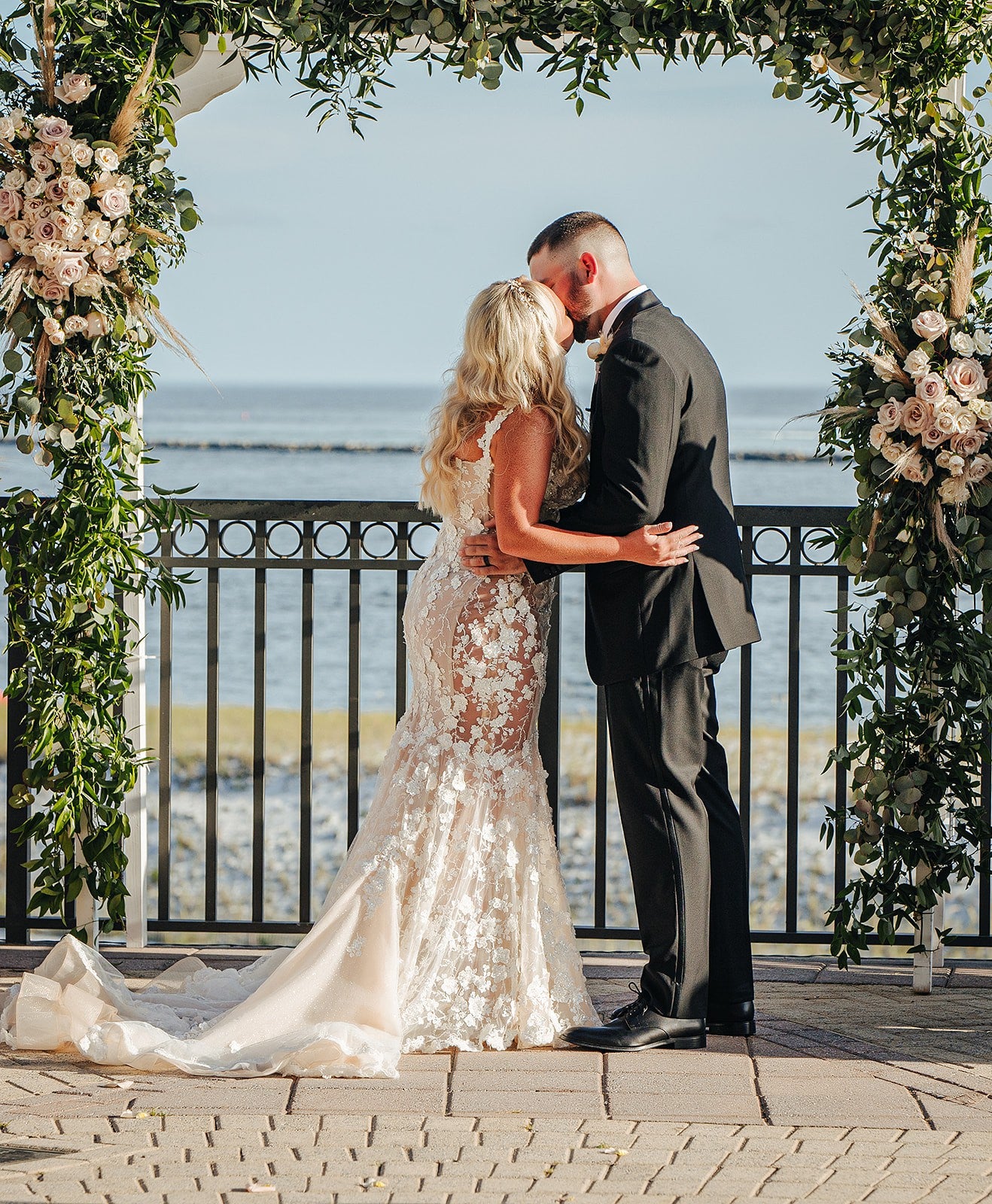 C2023-A54L - Robe de mariée en dentelle transparente à motif fleuri