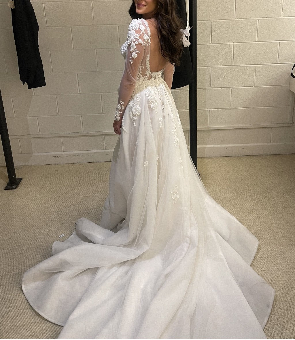 C2023-LS16K - Robe de mariée transparente à manches longues et col ouvert avec fente latérale et traîne